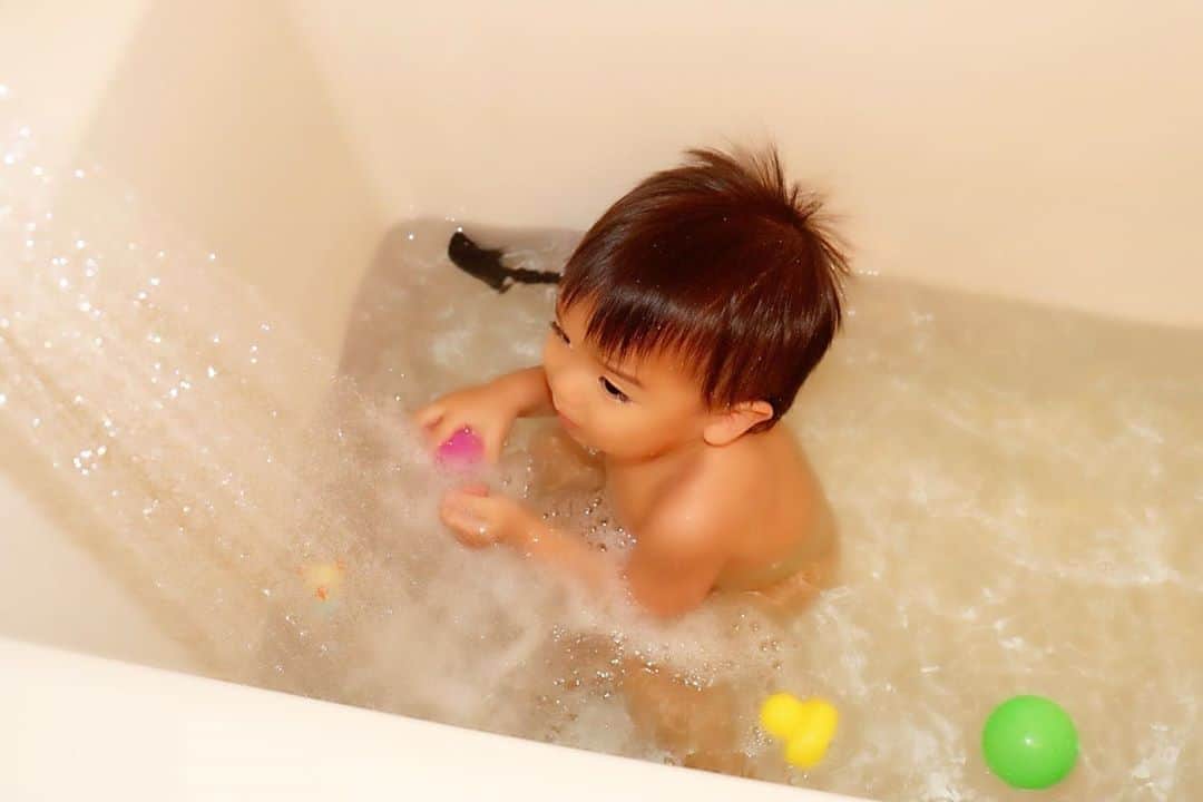 Momoeのインスタグラム：「#happy #家事 #育児 #family #家族 #boy #smile #男の子 #息子 #code #love #lucky #kids #子供 #thankyou #宝物 #ベビー #fashion #follow #心 #縁 #パパ #ママ #家族写真 #男の子ママ #赤ちゃん写真 #photo #子育て #1歳 #flower」