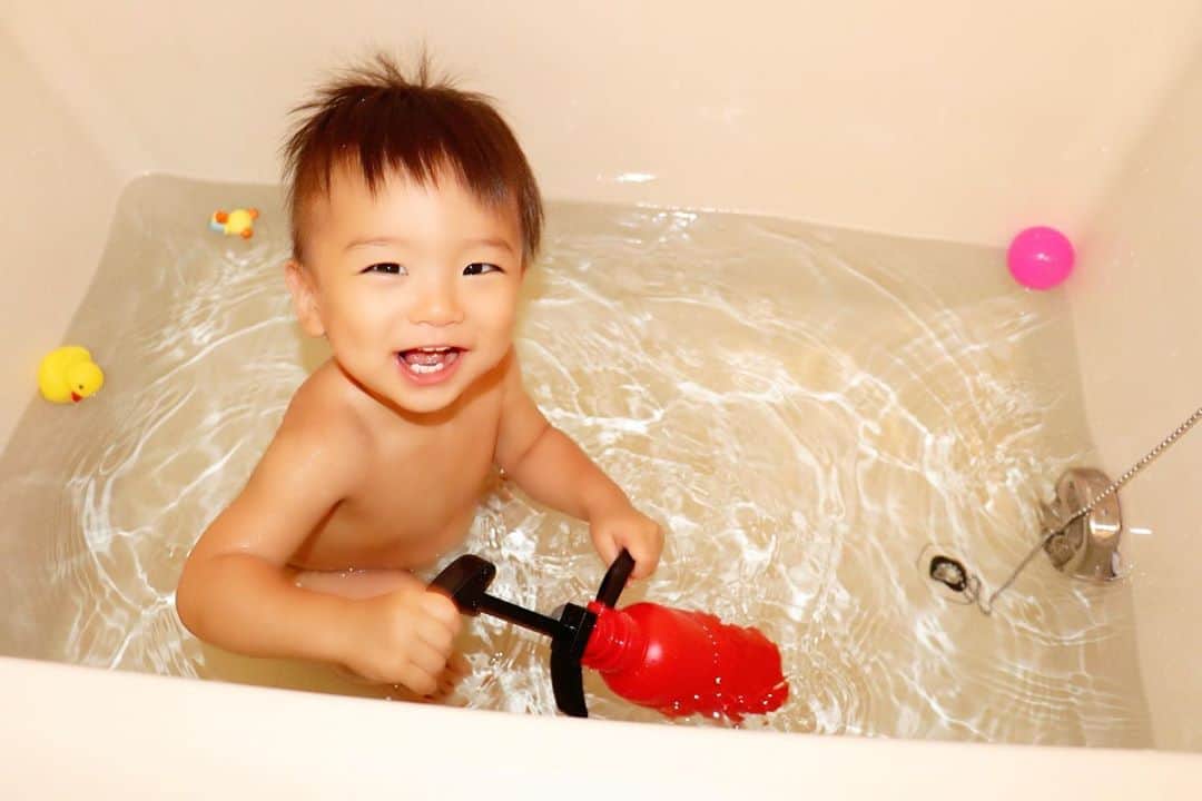 Momoeのインスタグラム：「#happy #家事 #育児 #family #家族 #boy #smile #男の子 #息子 #code #love #lucky #kids #子供 #thankyou #宝物 #ベビー #fashion #follow #心 #縁 #パパ #ママ #家族写真 #男の子ママ #赤ちゃん写真 #photo #子育て #1歳 #flower」