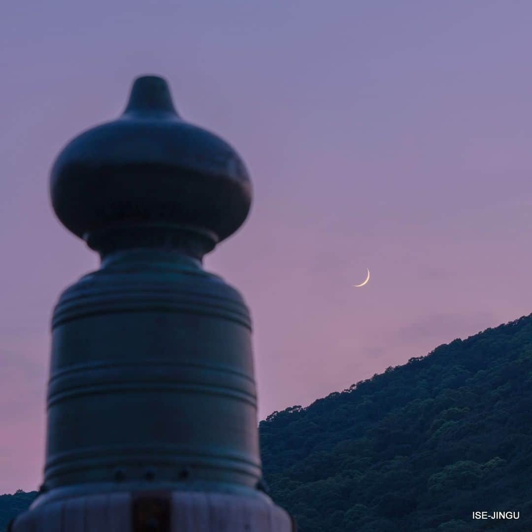 伊勢神宮さんのインスタグラム写真 - (伊勢神宮Instagram)「#伊勢神宮 #神宮 #神社 #心のふるさと #内宮 #宇治橋 #擬宝珠 #三日月 #夕月 #ISEJINGU #JINGU #SOUL_of_JAPAN #japan #jinja #shinto #naiku #ujibashi #crescentmoon #eveningmoon」8月26日 11時01分 - isejingu.official