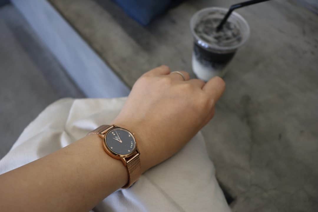 8utterflyさんのインスタグラム写真 - (8utterflyInstagram)「宇宙が好きだから腕時計はハワイの星空  最近お出かけする時はこの腕時計つけてます。 時間を確認するというかオシャレの一つで付けてる気持ちの方が大きいかも。 この細さでメタル腕時計って本当一個つけるだけでいい感じになるから好き！  時計はハワイの星空をイメージしたリアクレアっていう時計です。#ButterflyStone との相性もよくて気に入ってる。  クーポンコード　8uttehl  このクーポンコードで10%割引きになるみたいなので気になる人は是非！とっても可愛いよん  #リアクレア#時計#腕時計#liakulea #pr」8月26日 11時03分 - 8utterfly