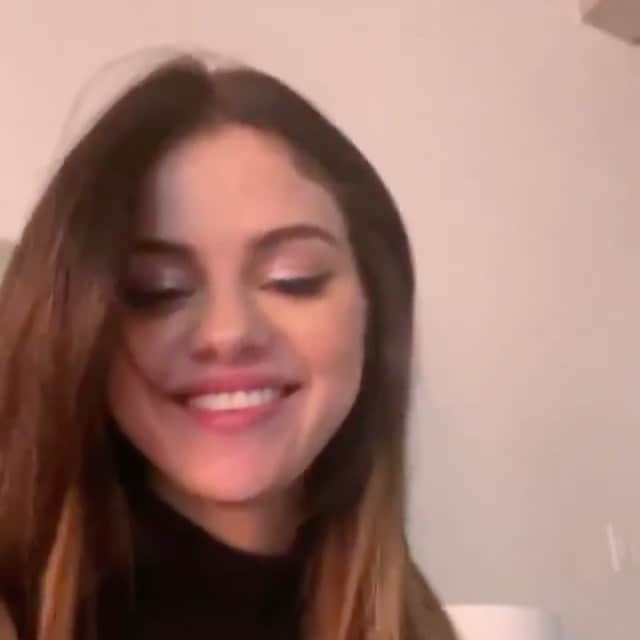 Always With Selenaのインスタグラム：「I’m so in love with her long hair」