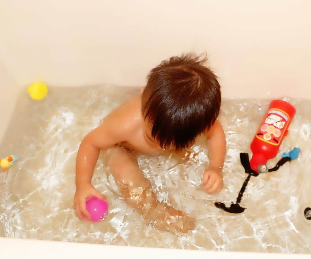 Momoeのインスタグラム：「#happy #家事 #育児 #family #家族 #boy #smile #男の子 #息子 #code #love #lucky #kids #子供 #thankyou #宝物 #ベビー #fashion #follow #心 #縁 #パパ #ママ #家族写真 #男の子ママ #赤ちゃん写真 #photo #子育て #1歳 #flower」