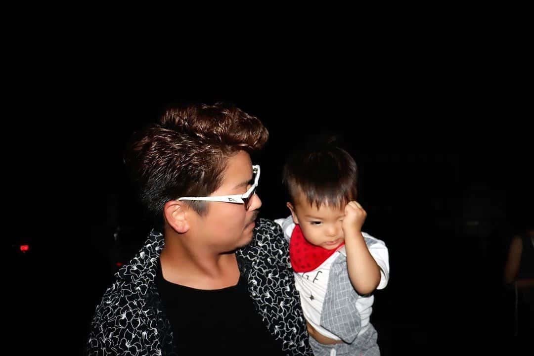 Momoeのインスタグラム：「#happy #家事 #育児 #family #家族 #boy #smile #男の子 #息子 #code #love #lucky #kids #子供 #thankyou #宝物 #ベビー #fashion #follow #心 #縁 #パパ #ママ #家族写真 #男の子ママ #赤ちゃん写真 #photo #子育て #1歳 #flower」