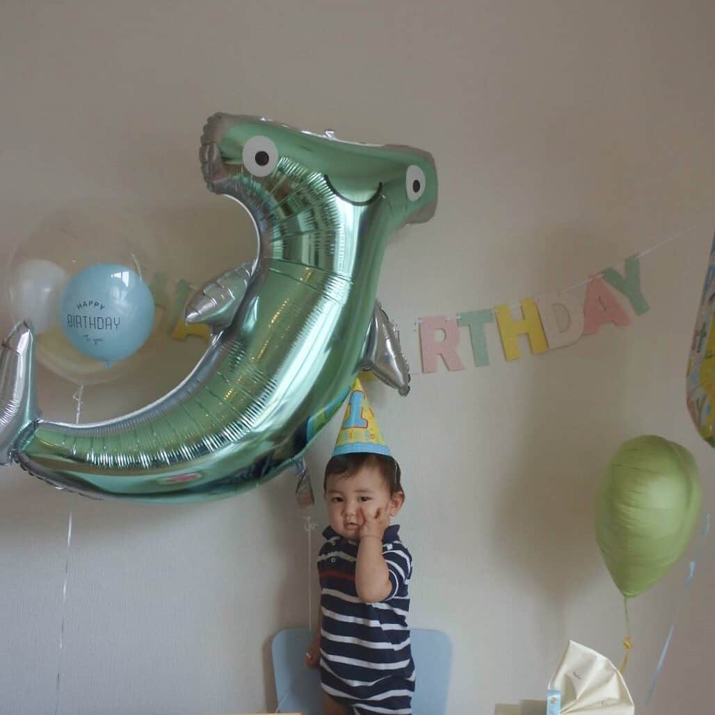 クリスティー麻里子さんのインスタグラム写真 - (クリスティー麻里子Instagram)「Hugo’s 1st Birthday 🎂  無事1歳になれました！ 書きたいこといっぱいあるけど、泣きそうだから！🤣笑 今後も元気にすくすく育ちますように。  #1歳誕生日 #1歳 #誕生日会  #男の子ママ #2児ママ #子育て #3歳差兄弟 #3歳差育児 #兄弟 #子育てぐらむ #こどものいる暮らし」8月26日 11時10分 - christymariko