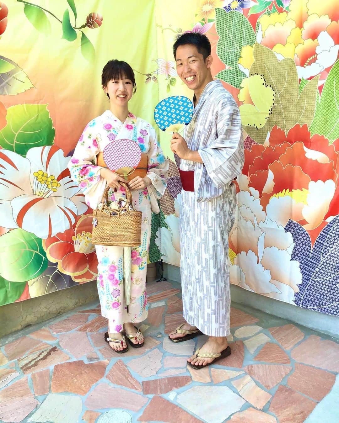 金沢着物レンタルshop心結〜kokoyui〜のインスタグラム：「とっても素敵な笑顔ですね😊💕 . お揃いのうちわも浴衣にぴったりですね🎐🍃 . ⚫︎金沢駅前 着物レンタル心結(ここゆい)  ⚫︎営業時間 : 9:00〜18:00 ⚫︎address : 金沢市本町1-3-39 ⚫︎tell : 076-221-7799 ⚫︎金沢駅から徒歩5分  ⚫︎コインパーキング補助あり  心結の着物一覧▶@kokoyui_kimono 振袖や袴はこちら▶@kokoyui_furisode 七五三やお子さんの着物はこちら▶@kokoyui753 . #浴衣 #浴衣ヘアアレンジ #浴衣レンタル  #浴衣コーデ  #浴衣美人 #浴衣男子 #ゆかた」