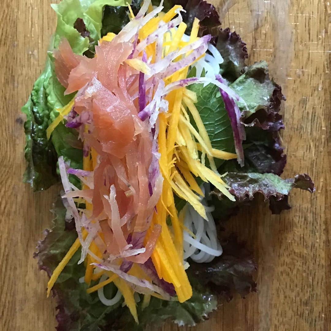 Pho 321 Noodle barのインスタグラム：「お早う御座います。 百日紅の花びらもひらひらと樹の上や路の上に　可憐な彩りを。  today’s special summer roll🌞は 🦐・red beet root・ murasaki-shigure・kinbi carrot  北海道三野農園さんの無農薬の赤いビーツに蒸籠ですこし火を入れて　沖縄の金美人参　薩摩芋たちと一緒にキュっと巻きました。  ビーツは血をさらさらにきれいにしてくれます。  ソースはスイートチリソースと自家製🥜味噌の2種、酢橘を搾ってサラダ感覚でのお召し上がり方もおすすめです。  local delivery service🚴‍♀️chompyでも 保冷剤を付けてお届け致しますのでご安心下さいませ。  今週の岐阜ファームレガーロ伊藤さんからの有機野菜便は　四角豆(うりずん) 16ささげ　涼瓜　茄子　まだまだ元気な夏の便りです。 此れから　bun/pho veggieの具材　comのお惣菜となって登場致します。  本日も11:30am opening 5:30pm last call 6pm closing 店内涼しく調えてお待ちしております。  千駄ヶ谷　北参道　原宿　神宮前方面にいらした際は　休息がてらお立ち寄り下さいませ。  todays recommend:summer roll(shrimp squash kinbi carrots murasaki-shigure red beetroot bun)  todays opening bgm📻親子バシャバシャ/UA」