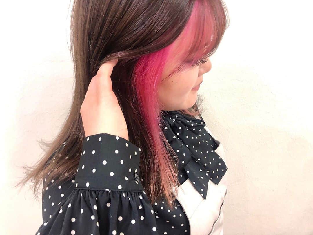 salon PRATiNO(サロンプラチノ)のインスタグラム：「. ✨フェイスフレーミング ハイライト✨. . 今流行っている顔周りだけ明るいトーンにする フェイスフレーミング ハイライト💓 今回は明るいピンクで🍑 ハイトーンだけではなく、原色を入れてもカワイイ🥰 全体を引き締め、小顔効果にも◎  . . 【CLAVIS PRATINO】 ◇月曜日～土曜日 10:00～20:00 ◇日曜日 10:00～18:00  ※定休日なし ※時間外はお問い合わせください。 愛知県名古屋市中区錦3-4-19石垣ビル７Ｆ ☎︎052-962-7017 . #hairstyle #hair #cornrow #braids #clavispratino #spiralperm #pratino #hairsalon #nagoya #haircolor #love #派手髪 #外国人風カラー #バレイヤージュ #グラデーション #コーンロウ #ブレイズ #スパイラルパーマ#フェイスフレーミング #ハイライト #特殊ヘア #ブラックヘア #美容室 #ヘアサロン #ヘアスタイル #ヘアカラー #クラビスプラチノ #名古屋 #栄 #錦」