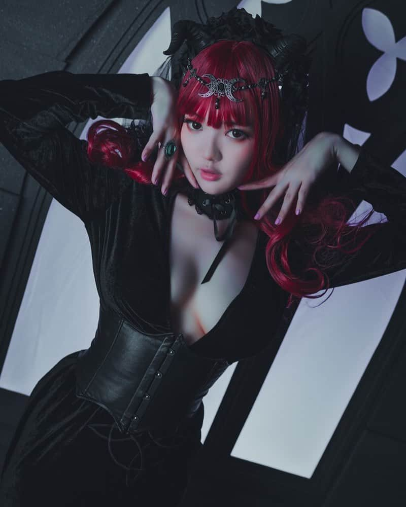 YingTzeさんのインスタグラム写真 - (YingTzeInstagram)「Promise me Eternity ❤️ Carnelian , Demon Lord’s Bride. 😈 _ 5 more days to claim this reward on my Patreon ~ 32 photos on total ! 💕 ▶️ www.patreon.com/yingtze _ p/s : Tonight I’ll be streaming Fall Guys at 8pm. Come teach me how to play 😂 📸 @kenn_tee  Studio @studio14ss  #blessed #ytzoriginals #originalcharacter #horns #gothicstyle #gothicfashion #gothicbride」8月26日 11時19分 - yingtze