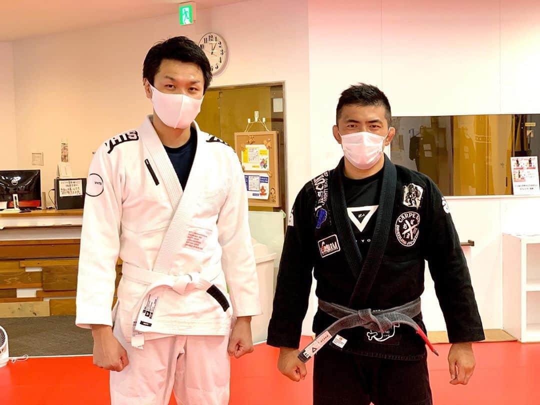 のインスタグラム：「杉江アマゾン大輔時代、ブラックマンバに勝利した修斗の試合を生観戦し、柔術でも世界トップレベルの白木大輔さんに柔術で遊んでもらいました。 . どれだけ力を入れても足の抜けないポジションがあるということを学び、どの格闘技もポジショニングは重要なのだということがわかった貴重な経験。 . #柔術 #白木大輔 #杉江アマゾン大輔 #佐藤嘉洋」