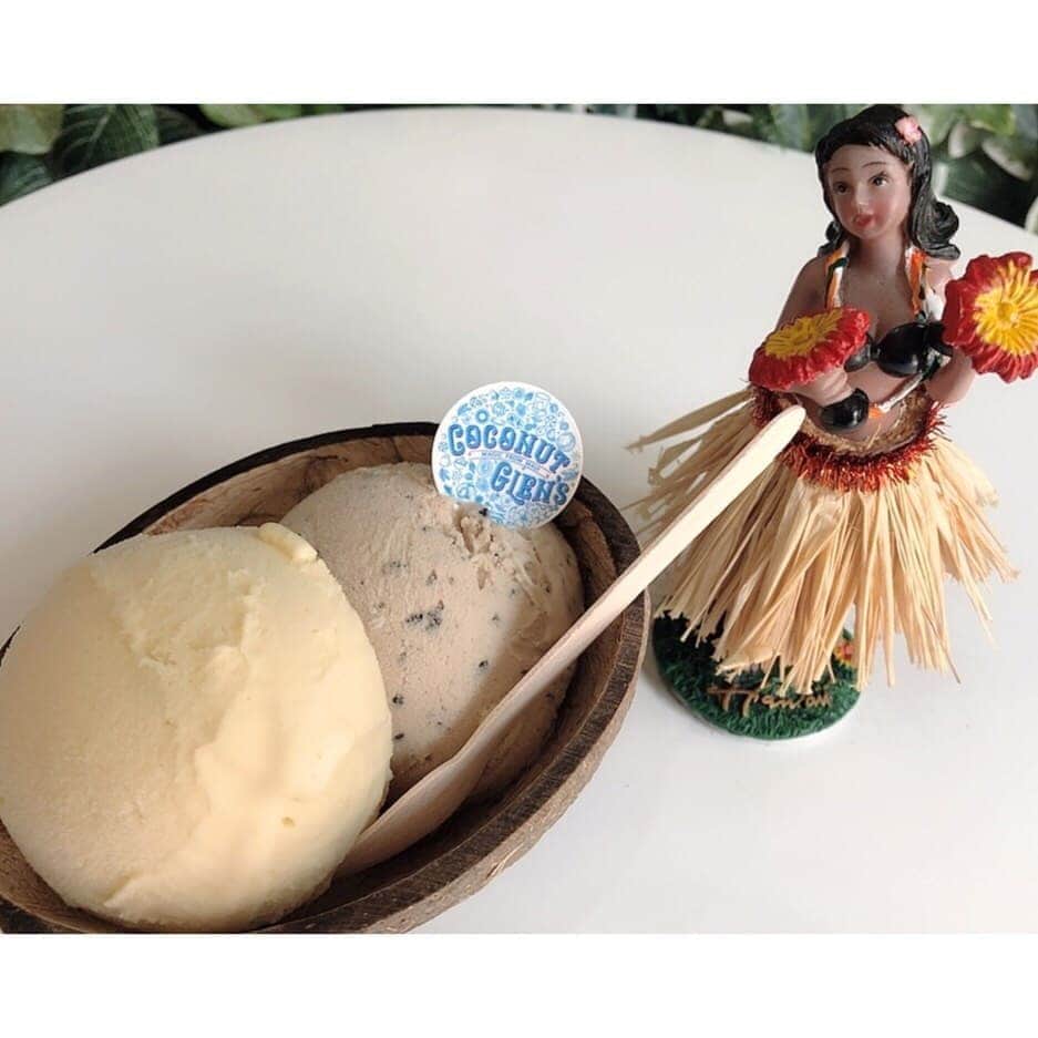 垰智子さんのインスタグラム写真 - (垰智子Instagram)「だいぶ暑さもやわらいで来たけど、やっぱりこの時期のアイスは格別🍨 .  中々海外に行けないから、 ハワイ、マウイ島で定番 @coconutglens_japan のアイスを食べて来たよ💕 . ココナッツをベースにしたアイスにリリコイと呼ばれるフレッシュパッションフルーツを濃縮したリリコイアイスはサッパリしててスゴく美味しい〜😍✨ . ココナッツミルクとパッションフルーツの酸味がとっても合うの♪ . 店内も広々してて、Hawaii気分を味わえる空間になってるからよ☺ . 今度は違うフレーバーも食べにまた行ってみよっ♡ . . #ココナッツグレン #表参道アイス #ハワイ気分 #オーガニックアイス #ヴィーガンアイス #ギルトフリー #日本初上陸 #pr #トリドリベース #icecream #ice #coconutglens」8月26日 11時34分 - taotao_tomo