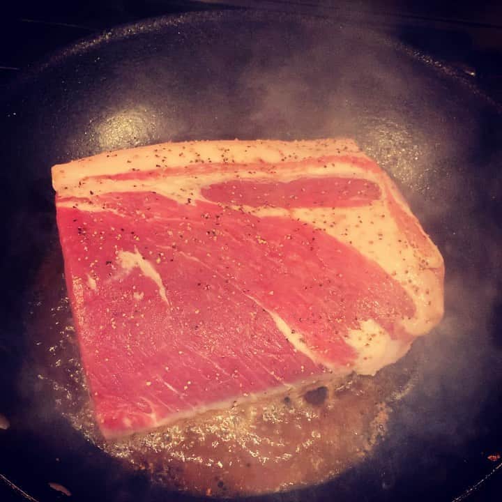 T.G.HEARTH TGハースのインスタグラム：「こんにちはTGハースです！﻿ デリのローストポーク仕込み中♪﻿ ランチ・ディナー🍽元気に営業してます！！﻿ 寄って下さい🤓👍﻿ ﻿ ﻿ 姉妹店のハース恵比寿🧀﻿ 毎週水曜・木曜はデザートの日🍮﻿ ﻿ ﻿ ﻿ テイクアウト限定チキンのご案内↓↓↓﻿ 当店名物ロティサリーチキン1羽まるごと¥1980🐓﻿ すぐ電話↓↓↓期間限定なのでお早めに〜💕💕💕﻿ ☎️03-6416-9445←ﾖｳﾁｪｹﾗ🤘﻿ ⭐️旨辛フェアも絶賛開催中なのでテイクアウトチキンの味変更やハーフ&ハーフも対応してます🤓﻿ ﻿ ﻿ ◆ガレット（YouTubeで動画も見れるよ‼️）﻿ https://www.instagram.com/galette.galette/﻿ ﻿ https://m.youtube.com/channel/UC4nVtquelZgXuDnXWpCQ9sg﻿ ﻿ ◆モバイルオーダーも出来るようになりました✨﻿ プロフィールからHPをアクセスしてください♪﻿ モバイルオーダー﻿ https://tgh.for.dinii.jp/﻿ ﻿ ◆Uber eats・menu・出前館によるデリバリー﻿ 11:30〜21:00﻿ ﻿ ◆LINE@登録お願いします♪﻿ https://lin.ee/g0H4jc6﻿ ﻿ ﻿ 皆さまの笑顔に会えますように！💕💕💕﻿ ﻿ #TGハース#代官山ディナー#代官山ランチ#恵比寿グルメ#恵比寿ビストロ#恵比寿ディナー#代官山グルメ #ハース #代官山テイクアウト#恵比寿ランチ#ラクレット#チーズ#ロティサリーチキン#恵比寿ご飯#menu#恵比寿ワイン#テイクアウト#渋谷ディナー#恵比寿チーズ#tghearth#渋谷グルメ#渋谷ランチ#恵比寿チーズ#恵比寿カフェ#チーズケーキ#渋谷テイクアウト#恵比寿新聞#恵比寿ビール#チーズフォンデュ#恵比寿テイクアウト」