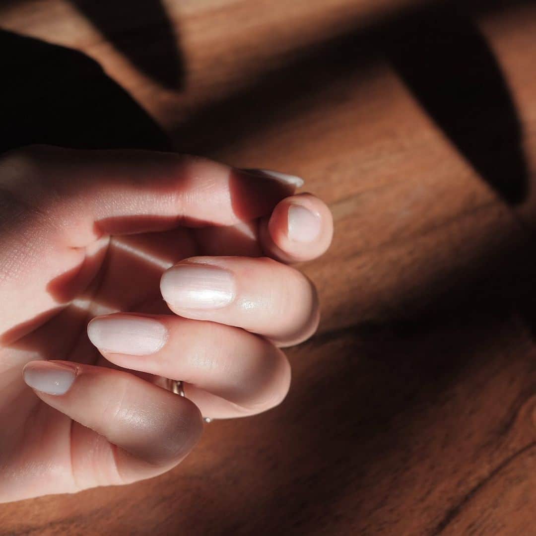 佐々木千絵のインスタグラム：「Pearl white nails.  🤍  #nail #pearl #white #ネイル #simple」