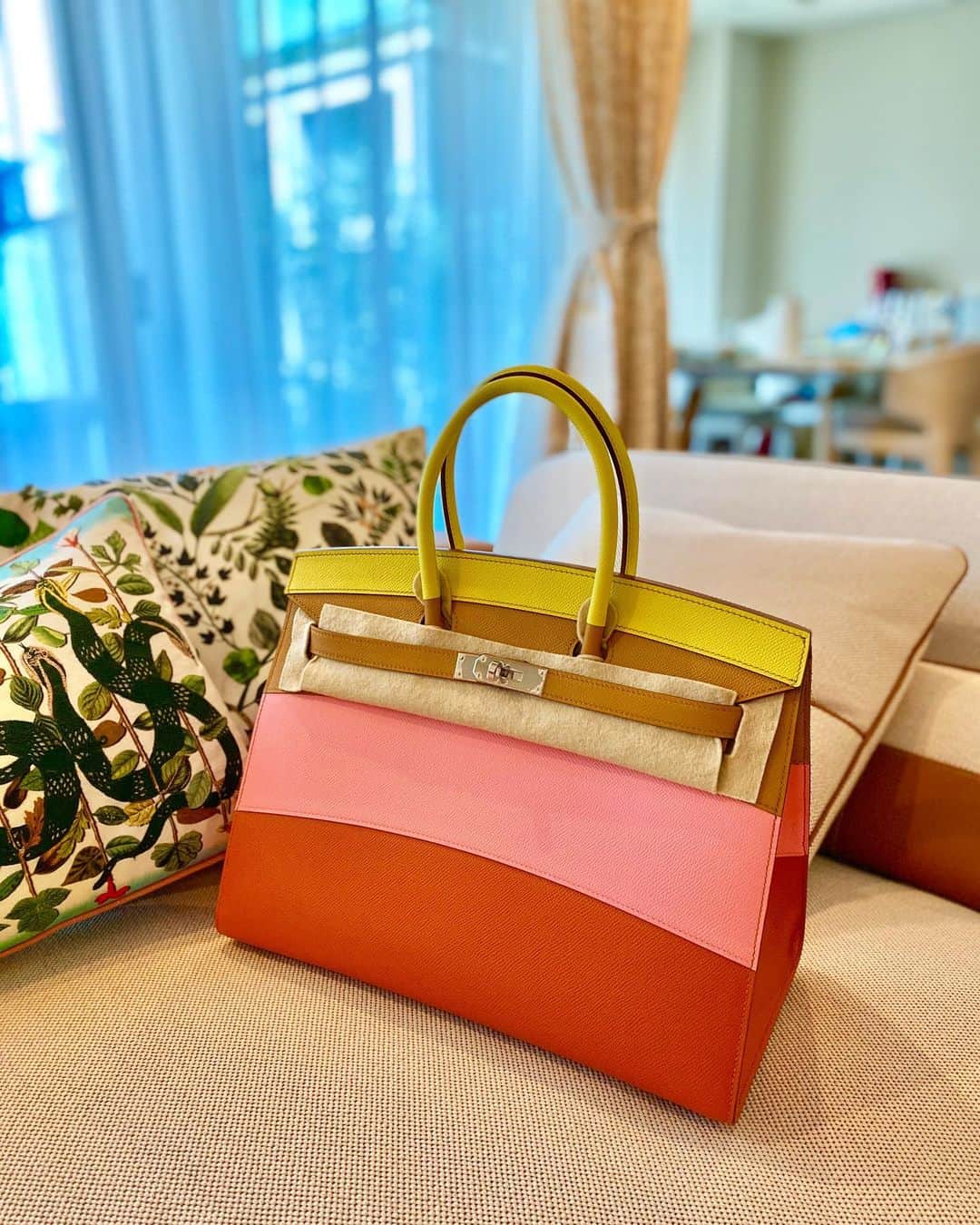 のインスタグラム：「Rainbow colored Birkin💕🏳️‍🌈 検索してもまだこのカラーのバーキンは出てこない💕レインボーカラーバーキン🌈✨ 最近ご紹介していただき、お迎えしました🥺💕 レインボーカラーは2色あって、ブルー系のレインボーもあるみたい✨ちなみにサイズは35cmのみ😊 大切に使います💕🌈 . #rainbow #birkin  #birkin35 #rainbowbirkin  #hermes #hermès  #バーキン #バーキン35  #レインボー」