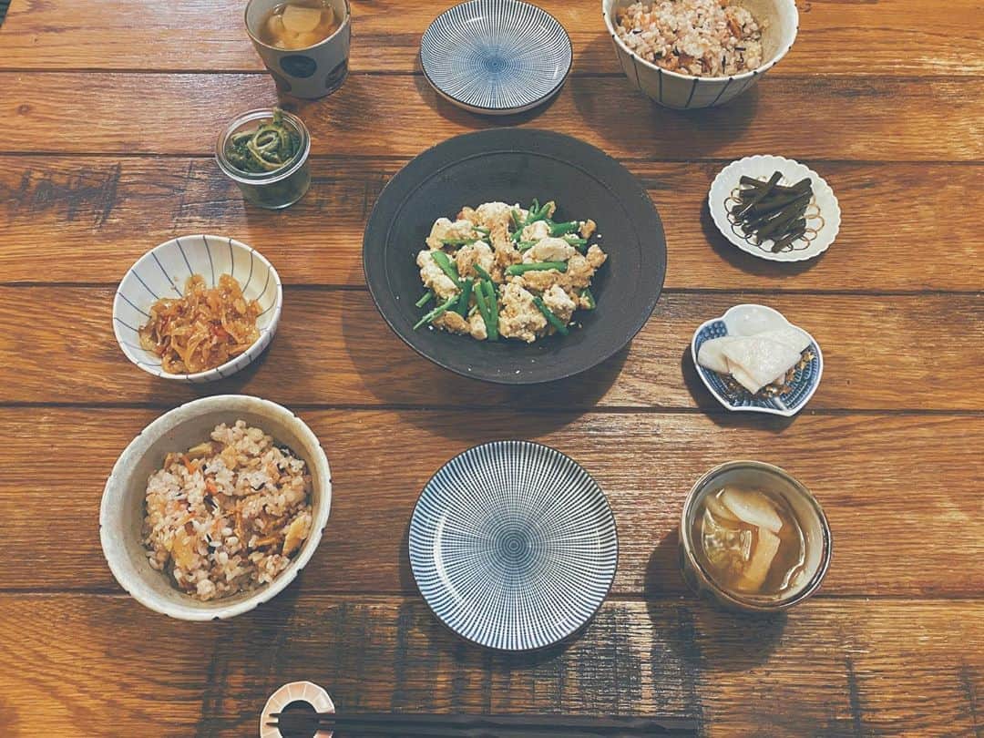 藤田敦子のインスタグラム：「ㅤ 【#blendakitchen 】 Dinner ✔︎白身魚の混ぜご飯 ✔︎島豆腐とオムニミート、明日葉の茎の中華炒め ✔︎お味噌汁 ✔︎つけものや中華クラゲなどなど ㅤ 島豆腐、崩れにくいし しっかりしてて料理しやすいよね。 味付けが美味しすぎて、もう少し翌日に残してたのに全部食べてしまた。 ㅤ 混ぜご飯は、パルシステムで 素を買っておいたから楽チン。 本当にパルシステム様様🙏」