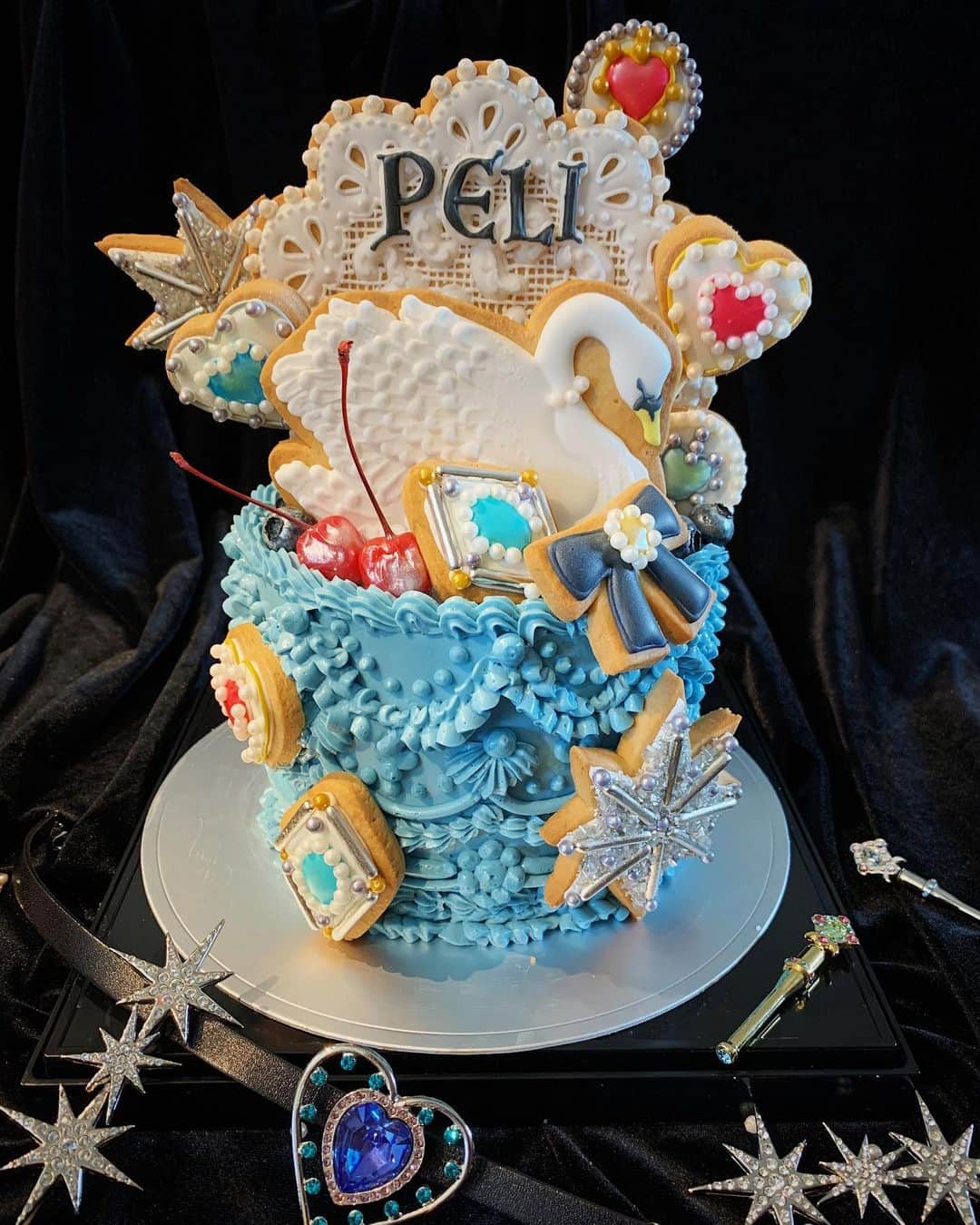 PELIのインスタグラム：「今年の誕生日もとっても幸せでした💖💖💖﻿ 皆様いつもどうもありがとうございます❤️🥺🙏❤️﻿ 今後ともよろしくお願いいたします✨🙇‍♂️✨﻿ ﻿  ✨🌹🦢🌹✨﻿ #swanlake」