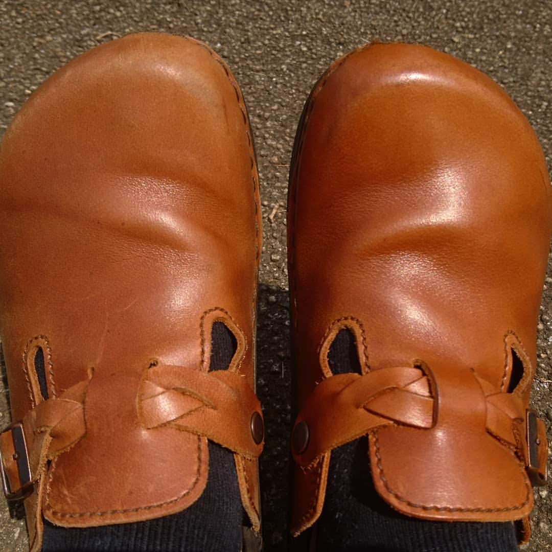 喜安浩平のインスタグラム：「磨きの途中。左30%、右60%。 BIRKENSTOCK 8年目。」