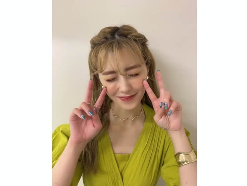 小林ひかるさんのインスタグラム写真 - (小林ひかるInstagram)「改めまして﻿ 昨日はファンクラブイベントにお越しくださった皆さんありがとうございました☺️✨﻿ 新しい形でのファンクラブイベントでしたが、楽しんで頂けたでしょうか😌﻿ 久しぶりに皆さんと直接お会いすることが出来てとても嬉しかったです！﻿ ﻿ 8月25日はみやちゃんのお誕生日！﻿ おめでとうございました🎂💗﻿ みやちゃんの明るさにいつも助けられています🥰﻿ 私達2人をいつも温かく見守ってくださりみやちゃんに助けていただいくことがたくさんです😭✨﻿ みやちゃんにとって素敵な1年になりますように🥰﻿ ﻿ そしてPINK CRES.4周年！﻿ 毎年この日になると早いなぁ〜っておもっている気がする😂そして年々早く感じてる😂﻿ PINK CRES.の3人でパフォーマンスしている瞬間が大好き🥰﻿ 5年目のPINK CRES.もよろしくお願いします！☺️﻿ そして、10月7日はアルバム「Soleil」の発売日です！楽しみにしていてくださいねー！🥰﻿ ﻿ #pinkcres #夏焼雅 さん #二瓶有加 さん #pinkclass﻿」8月26日 11時49分 - hikaru_pinkcres0419