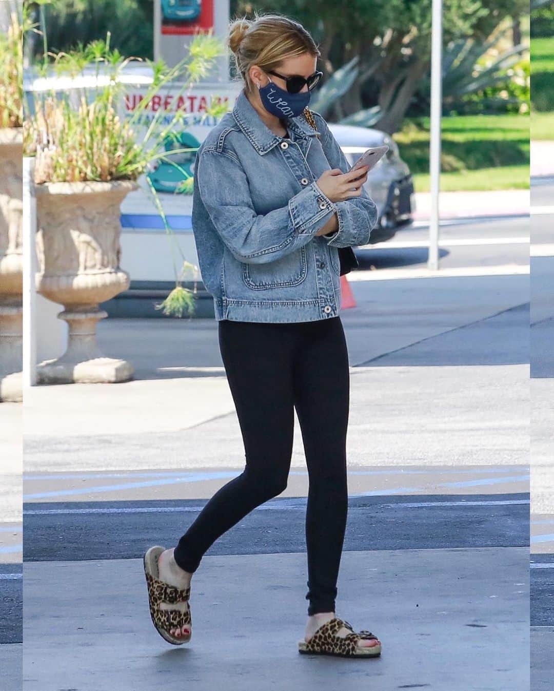 Just Jaredさんのインスタグラム写真 - (Just JaredInstagram)「@emmaroberts covers up her baby bump while running a few errands.  #EmmaRoberts Photos: Backgrid」8月26日 11時49分 - justjared