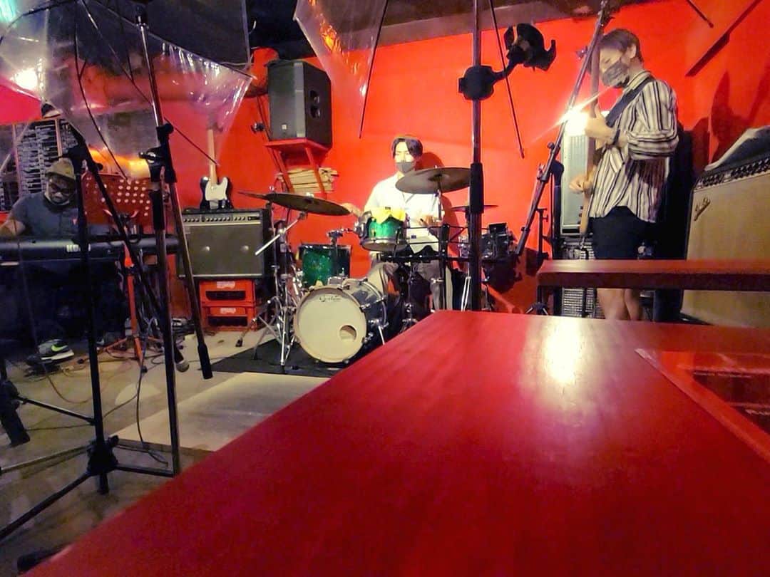 森田悠介さんのインスタグラム写真 - (森田悠介Instagram)「Jam session ＠ music bar rpm with David Bryant & Shunsuke Uehara @shunsukedrums  It was so much fun time and finally we could have this opportunity! Thanks for friends who came and joined in!! It's really great that we can share and communicate by music even we have different back ground and born.  We'll must do again!  #musicianlife #music #jamsession #jazz #funk #bass #bassplayer #bassist #pianist #drummer #singer #tapdancer  #adamovic #markbass  #davidbryant #shunsukeuehara  Songs we played... Maiden Voyage Actual Proof  Cantaloupe island Aflo blue Isn't she lovely  Humpty Dumpty(D'n'B ver.)  Two Horizons (水平線2)  Just Friends (Musiq) Feel like makin' love  No ordinary love (Sade)  btw it was really fun that David suddenly started to singing Sade song in a sexy mood😌lol  改めて昨日のJam session＠rpm with David Bryant & 上原俊亮 ずっとお店からのご要望もあったんですが、時間が経ってしまったけど開催できて良かった！ 生まれも育ちも違う(だいぶ違うw)みんながこうやって、音楽で会話できるって本当すごい事だな？ 集まってくれたみんなサイコーでした！！🙌感謝！」8月26日 11時55分 - yusukemorita_bass
