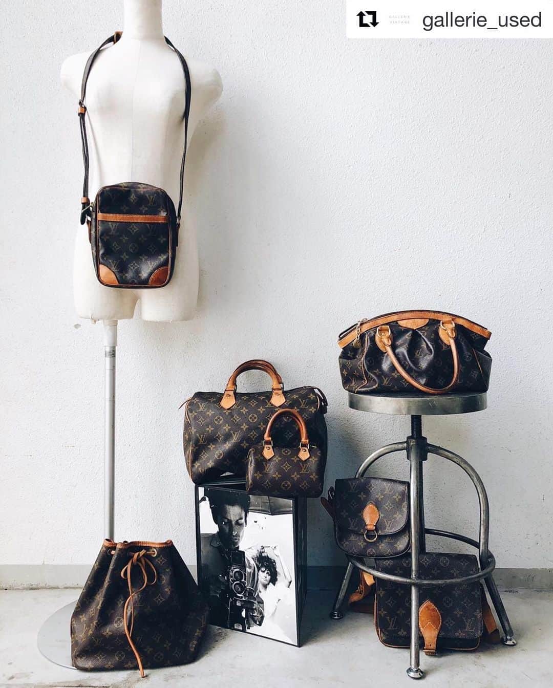 のインスタグラム：「#Repost @gallerie_used with @get_repost ・・・ -louisvitton monogram bag- . ルイヴィトンのシンボルでもあるモノグラム。 日本の家紋からインスピレーションを受け、創業者のルイ・ヴィトン氏のイニシャル「L」と「V」に星と花を組み合わせて作られたパターン。 柔軟性、耐久性、防水性はもちろん、洗練されたフォルムと卓越した職人技で仕上げられたバッグ。 今も尚、ヴィンテージバッグとしても高い価値と人気を誇る。 年齢関係なく、トレンドファッションにも取り入れやすいバッグ。 . . ⚠️ユーズド商品ですので多少の使用感はございますが、コンディションも良く綺麗です。 また全て1点物の為、お早めにお問い合わせ下さいませ。 . 店舗発送の通販もお受け致します。代金引き換え、クレジットカード払いも可能＊ . . GALLERIE京都店☎︎075-212-7511 📩customer_center@galleriebyspinns.com カスタマー対応時間 平日 【10:00〜18:00】 . #ギャレリー#セレクトショップ#京都#GALLERIE#kyoto#select#shop#fashion#newarrival#newin#ootd#vintage#louisvitton#louisvittonbag#monogram#ルイヴィトン . 京都アカウント⇒ @gallerie_kyoto usedアカウント⇒@gallerie_used」