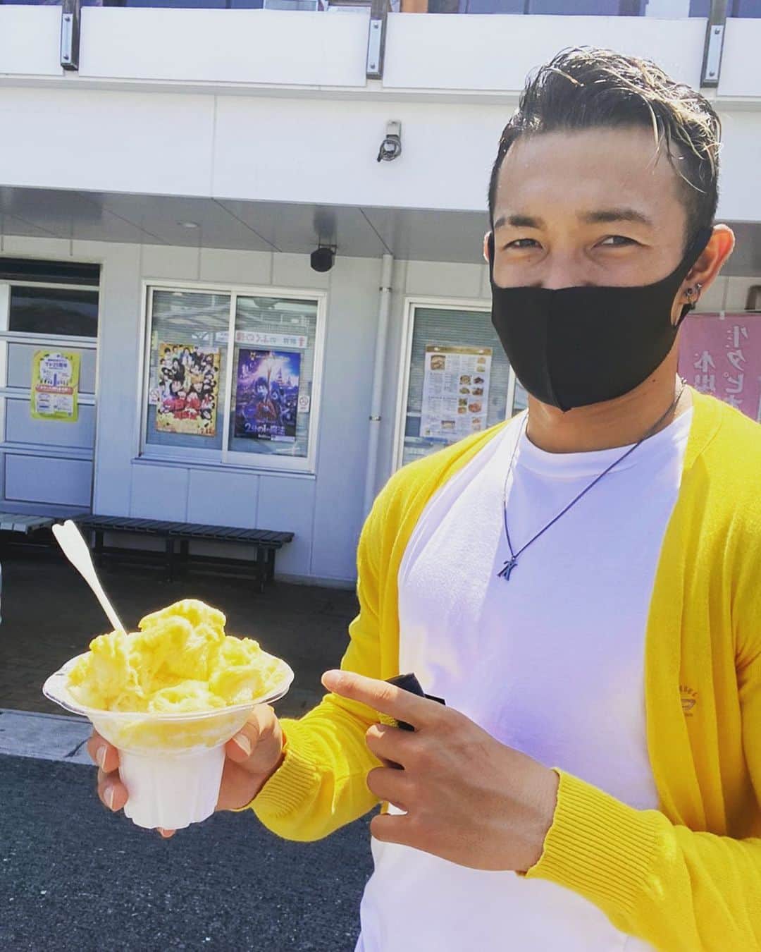 増山朝陽のインスタグラム：「おそろコーデ💏  #マンゴーかきごおり  #🍧 #暑すぎ #眩しすぎ」