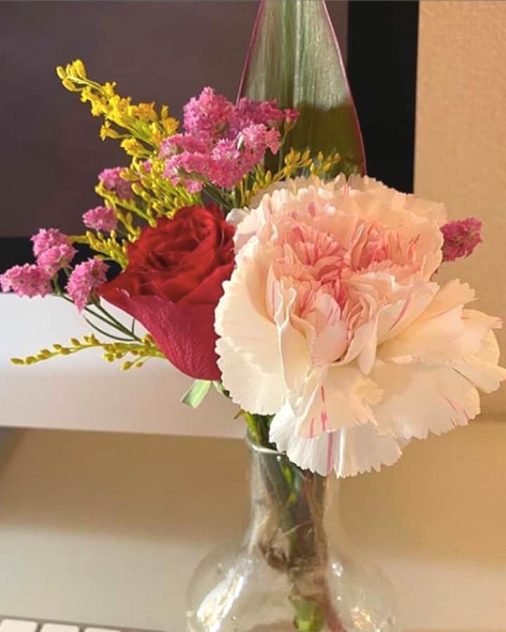 Bloomee LIFEさんのインスタグラム写真 - (Bloomee LIFEInstagram)「ボルドーとピンクの大人シックなプチブーケ💐⠀ ⠀ まだまだ暑い日が続きますが、⠀ 一足先に秋の訪れを感じさせる色味🌸⠀ ⠀ お写真のように自宅のワークスペースにお花を飾れば⠀ 疲れた時に、ほっと一息できそう✨⠀ お花がそばにあると和みますよね♪⠀ ⠀ Special Thanks Photo by⠀ @beautyluckylife さん⠀ ⠀ #bloomeelife#ブルーミーライフ#お花の定期便#プチブーケ#サブスク#花のある生活#花好きな人と繋がりたい#おうち時間#花部#花写真#花が好き#花を飾る#暮らしを楽しむ#日々の暮らし#丁寧な暮らし#日々#お花のある暮らし#素敵な休日#暮らしを整える#くらしのきほん#日々の暮らしを楽しむ#丁寧に暮らす#おうち時間#インテリアフラワー#ナチュラルインテリア#豊かな暮らし」8月26日 12時09分 - bloomee
