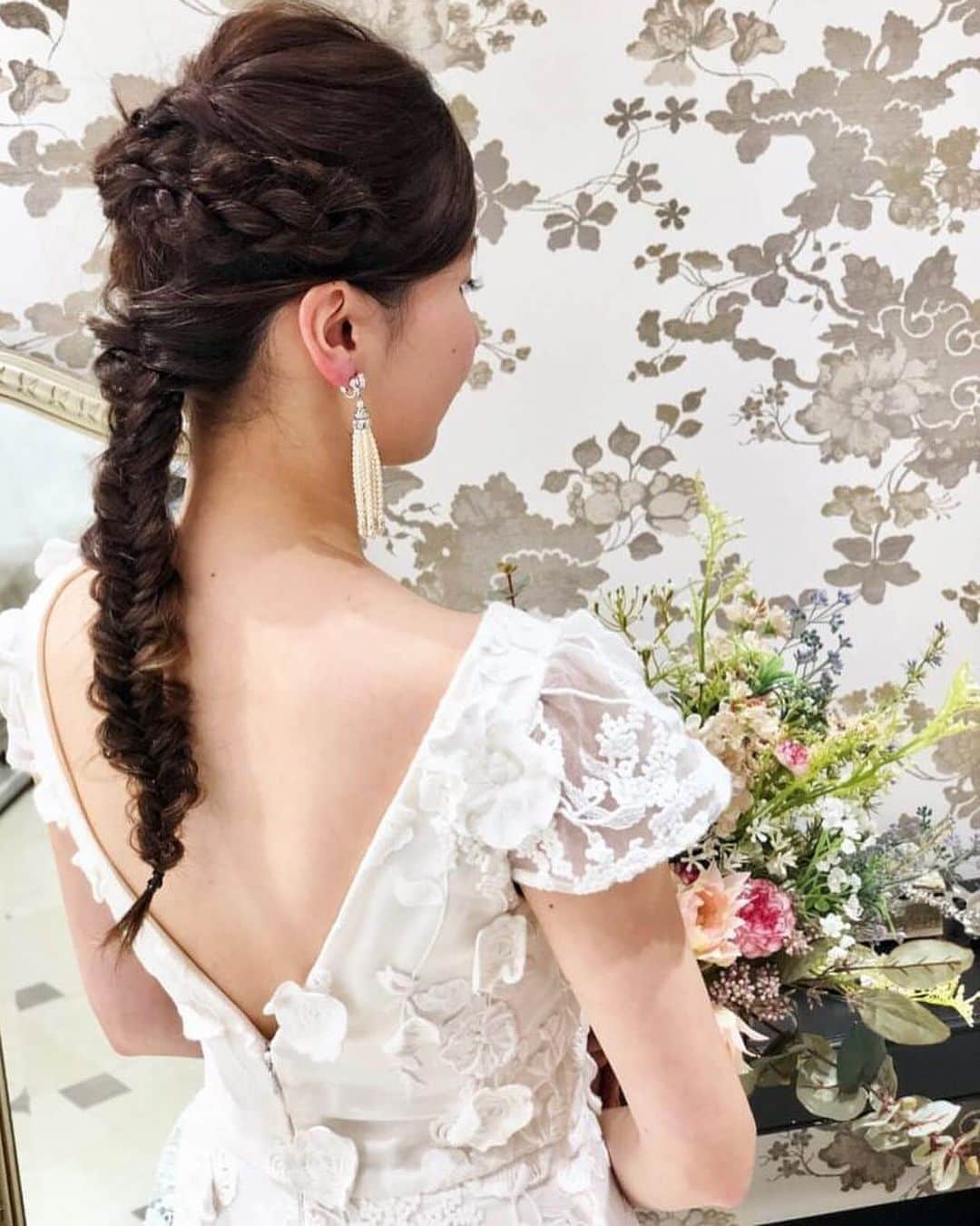のインスタグラム：「フェミニン好きな高身長花嫁さまにおすすめ✨ ドレス選びのポイントとおすすめドレスを教えます💕  ドレス選びのポイントは？？ スレンダー・マーメイドラインのシルエット。 エアリーなチュールやシフォンのドレスに、 レース・フラワーモチーフが施されたものはフェミニンな印象を与えてくれます🌹  すらっとしたIラインで身長の高さを引き立てつつ、 ディテールにこだわってドレスを選んでみてくださいね！  お気に入りドレスは保存してチェックできます！  ドレスのお問い合わせは @dresses_weddingdress までDM💌 お気軽にお問い合わせください。 _________________  ドレスは絶対に後悔したくない方の為の結婚式場紹介サービス始めました！  #ドレス選びから始める結婚式場探し @dresses_weddingdress のInstagramに掲載している #antonioriva や #mirazwillinger など、インポートウェディングドレスがお得になります✨ おしゃれな花嫁様のための式場紹介サービスです♡  ◇紹介会場一覧▶ @dresses_weddingdress Top のURLより ◇Instagram▶ @dresses_concierge  ♥♡ドレスを後悔したくない方、好きなドレスをお得に着たい方、 DM にてお気軽にお問い合わせください♡♥ _________________ #高身長花嫁 #高身長花嫁ウエディングドレス  #トール花嫁  #ウェディングドレス #ウェディングドレス試着  #ウェディングドレス選び  #ドレス試着 #スレンダーライン #マーメイドドレス  #マーメイドライン #マーメイドラインドレス」
