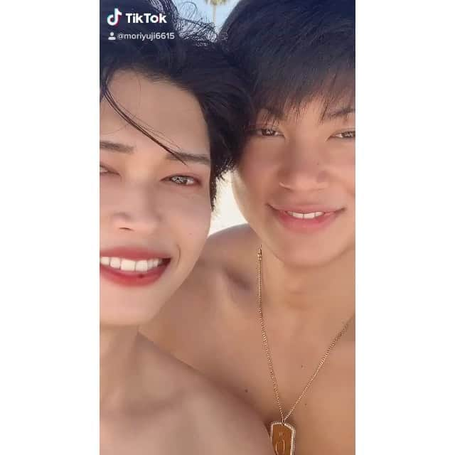 森友二のインスタグラム：「#tiktok  海ってあんまり来ないけど 今年海にはまった。 とうまくんの海に似合う姿半端なくて 憧れすぎて来年の海はバチバチ決めていきます💪( ・_・ )  ┈┈┈┈┈┈┈┈┈┈┈┈┈┈ #森友二 #moriyuji  #🇯🇵 #🇵🇭 #🇪🇸 #モデル #model #美容師  #TikTok #TikToker #TikTokJapan #内海 #海 #筋肉 #イケメン #海の男」