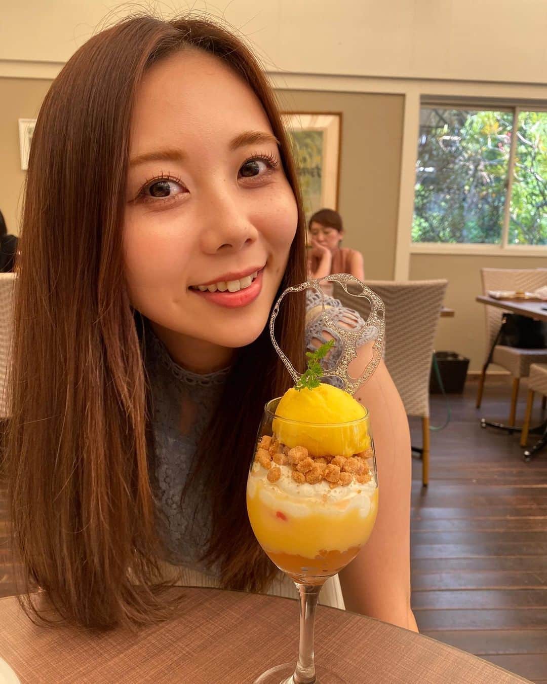西村季里子のインスタグラム：「・  夏バテとかあまりしないんだけど、 さすがにこの日暑すぎて お店入ったものの食欲がなくなって 唯一あったサッパリ系パフェ食べた🍨  ら、すぐ回復した🙋🏻‍♀️🙋🏻‍♀️🙋🏻‍♀️  痩せたいけど食べたいし 食べたいけど痩せたいし 困ってる！(痩せろ)  #夏バテ #パフェ #食べれるんかい #canalcafe  #飯田橋 #痩せたいけど食べたい  ↑このタグ7万件だってみんな仲間じゃん」