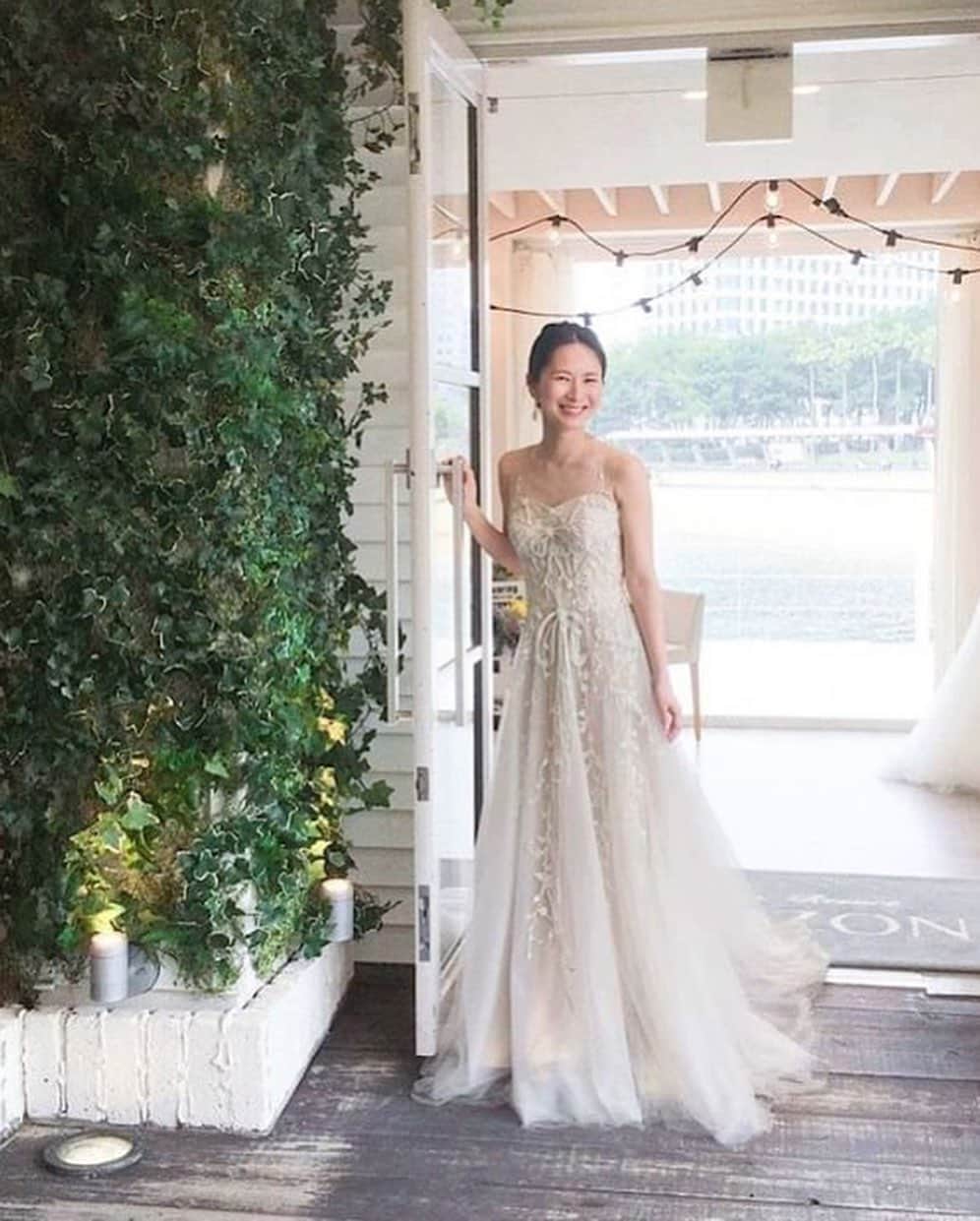 のインスタグラム：「フェミニン好きな高身長花嫁さまにおすすめ✨ ドレス選びのポイントとおすすめドレスを教えます💕  ドレス選びのポイントは？？ スレンダー・マーメイドラインのシルエット。 エアリーなチュールやシフォンのドレスに、 レース・フラワーモチーフが施されたものはフェミニンな印象を与えてくれます🌹  すらっとしたIラインで身長の高さを引き立てつつ、 ディテールにこだわってドレスを選んでみてくださいね！  お気に入りドレスは保存してチェックできます！  ドレスのお問い合わせは @dresses_weddingdress までDM💌 お気軽にお問い合わせください。 _________________  ドレスは絶対に後悔したくない方の為の結婚式場紹介サービス始めました！  #ドレス選びから始める結婚式場探し @dresses_weddingdress のInstagramに掲載している #antonioriva や #mirazwillinger など、インポートウェディングドレスがお得になります✨ おしゃれな花嫁様のための式場紹介サービスです♡  ◇紹介会場一覧▶ @dresses_weddingdress Top のURLより ◇Instagram▶ @dresses_concierge  ♥♡ドレスを後悔したくない方、好きなドレスをお得に着たい方、 DM にてお気軽にお問い合わせください♡♥ _________________ #高身長花嫁 #高身長花嫁ウエディングドレス  #トール花嫁  #ウェディングドレス #ウェディングドレス試着  #ウェディングドレス選び  #ドレス試着 #スレンダーライン #マーメイドドレス  #マーメイドライン #マーメイドラインドレス」