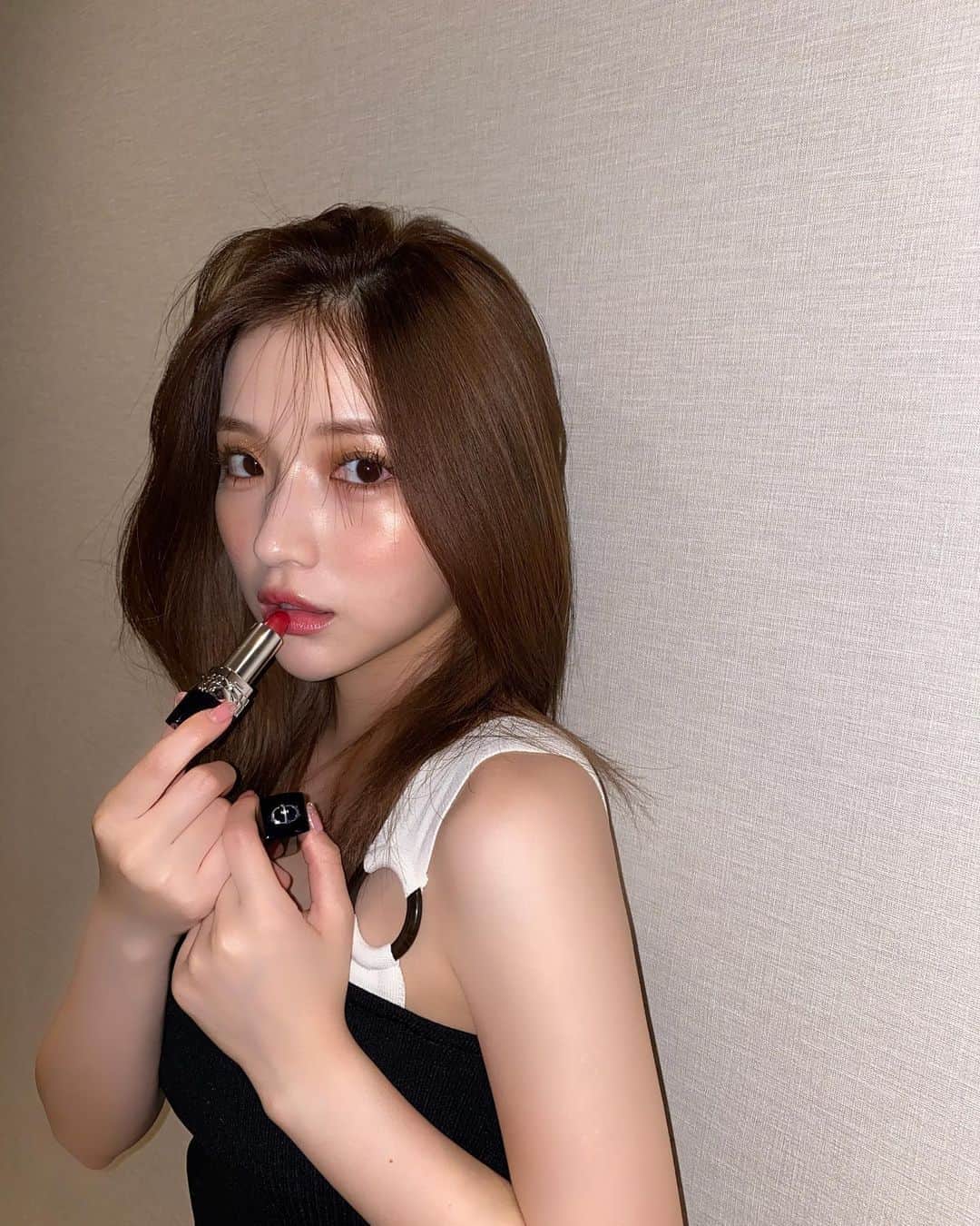 南りほのインスタグラム：「ディオールの8/26～9/1の7日間限定✨のルージュ シティのオンラインカウンセリングで選んでもらったコスメでフルメイクしたよ🤍​ ​ 特設サイトでオンラインカウンセリング予約したら、家からでもBCさんと相談できてコスメを相談できます☺️🤲🏻​ カウンセリングでお勧めしてもらった商品のリストがメールで届くしリンクもあってそのまま買えるから店頭にいかなくても自分にあったものが自宅で買えるの🌟​ ​ バーチャルでリップも試せたりできるよ💋​ ストーリーズでリンク貼っておきますね  @diormakeup #ディオールショウ​ #ルージュディオール​ #ROUGECITY​ #ディオールルージュシティ​ #sponsored​」