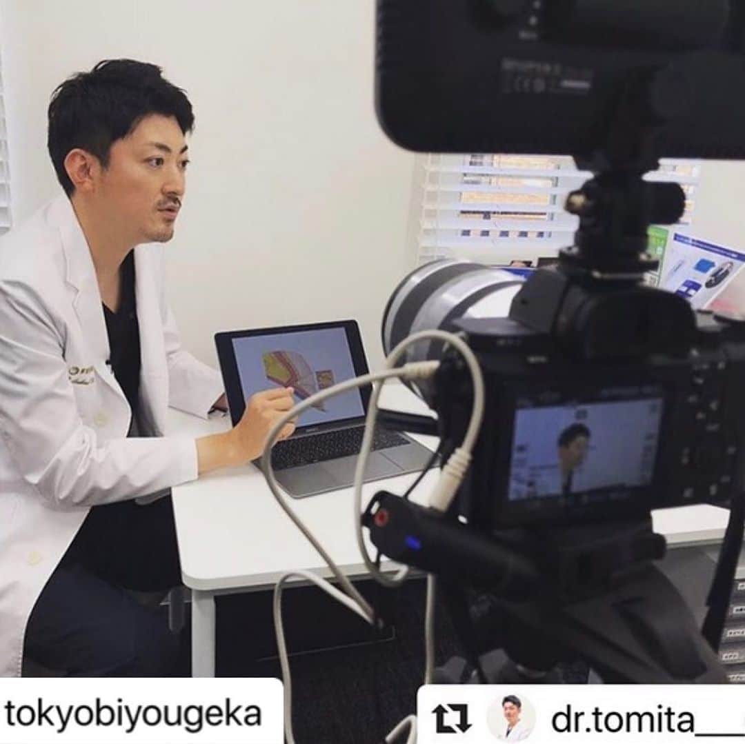東京美容外科公式さんのインスタグラム写真 - (東京美容外科公式Instagram)「#Repost @tokyobiyougeka with @make_repost ・・・ 【自分の働いてるクリニックで豊胸手術を受けてみた】 当院のナースが、冨田先生の豊胸手術を受けられました！  ドキュメント動画がYoutubeで公開されておりますので、ぜひご覧くださいませ🌻✨  #Repost @dr.tomita___official with @make_repost ・・・ . 〜豊胸ドキュメント〜  授乳後に胸が垂れてしまった。 張り感もなくなって、皺が寄るようになってしまった。  このようなお悩みのある方、本当に多くの方がご相談に来られます。 今回はクリニックで一緒に働いてるスタッフが施術した際の動画になってます。実際のカウンセリングや治療現場、術後の状態など、シリコンバッグ豊胸の治療をイメージし易いように、少し踏み込んで撮影しております。 ご参考になればと思います。  link👇  https://youtu.be/i35K74TaDpc  (リンクから移動できませんので、ここをコピーしてご覧になるか、youtubeで東京美容外科のアカウントからご覧頂けます) . . . . . . . 🌹当院が選ばれる理由 ✔︎豊富な症例数 ✔︎安心感のあるスタッフ、施術環境 ✔︎麻酔科専門医による安全麻酔 ✔︎丁寧なカウンセリング ✔︎形成外科専門医ならではの確かな技術🥼 ✔︎ナチュラルな仕上がり✨ ✔︎リピーターさん続出、ご紹介も多いです ✔︎大切なあなたの為に真剣に取り組みます  🏅東京美容外科ブランド🏅 それは修練を受けた医師だけが施術を認められる組織。 ピリッと背筋を伸ばして、治療にあたっております。 最善の結果を追及する気持ちが、より良い結界に繋がると信じてます。  💡あなたのお悩みに全力で対応します。 でも、どんな治療でもお引き受けする訳ではありません。ご希望の治療が、お客様に不利益であると判断した際にはお断りすることもあります。  #冨田壮一 #東京美容外科 #形成外科専門医 #美容好きな人と繋がりたい  #二重 #二重埋没 #美容 #美容整形 #アンチエイジング #豊胸 #二重切開 #美容垢 #隆鼻 #美容外科 #しわ #instagram  #ベルベットスキン #aesthetic  #doctor #プチ整形 #バッカルファット #眉下切開 #イケメン #女子高生 #女子大生 #ヒアルロン酸 #ボトックス #モニター募集 #アイプチ」8月26日 12時21分 - tokyobiyougeka_jimukyoku