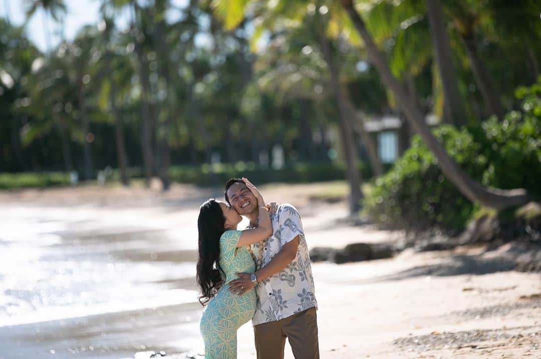 RealWeddingsのインスタグラム：「Kahala Beach☺︎♡ ﻿.  Planning:@realweddings_hawaii﻿ Photo:@visionarijapan﻿  @tacophotohi﻿ Hair&Makeup:@bilino_naoko﻿ ﻿.  #ハワイ挙式#ハワイウェディング#ハワイ婚#リゾ婚#ハワイフォトツアー#ハワイ前撮り#ロケーションフォト#ウェディングプランナー#プレ花嫁#ハワイウェディングプランナー#フォトウェディング#海外挙式#日本中のプレ花嫁さんと繋がりたい#全国のプレ花嫁さんと繋がりたい#2020冬婚#2021春婚#結婚式準備﻿#カハラホテルウェディング  #hawaii#wedding#instawedding#instaphoto#hawaiiwedding#hawaiiweddingplanner#realweddings_hawaii#kahalahotelwedding#kahalahotelwedding」