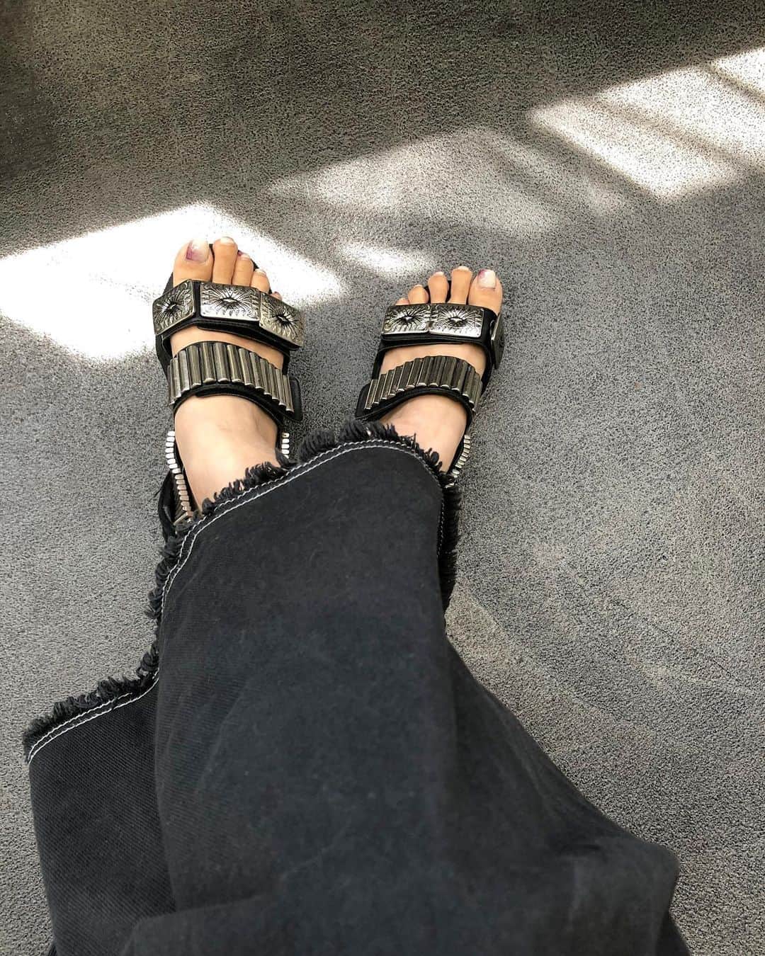 北岡りえのインスタグラム：「お店に入る陽がすきです☀️  サンダルももうすこしかな🥺」