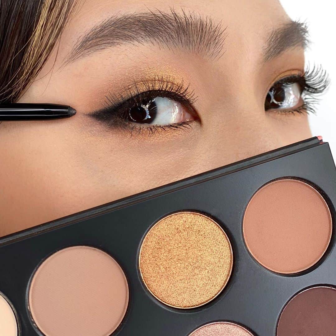 M∙A∙C Cosmetics Japanのインスタグラム：「【公式オンライン先行発売】 ウォームトーンとクールトーンで選べるアイキットから、ウォームをセレクト✨  ㅤ やわらかなベージュを全体に広げ、セットのアイライナーを利かせてハンサムな印象に。ブロンズゴールドをアクセントに、華やかをプラスして💎 #MACHauteGossip #MACオートゴシップ ㅤ ■使用製品 アイ キット： ウォーム（税込9,350円） ＜キット内容＞ ・スモール アイシャドウ8色パレット ・テクナコール グラフブラック: リッチ ブラック(アイライナー) ・イン エクストリーム ディメンション 3D ブラック ラッシュ(マスカラ)  ㅤ その他のコレクション製品は @maccosmeticsjapan のIGTV／ストーリーズのハイライトからご覧いただけます👆 ㅤ *8月29日（土）全国発売 【公式オンラインショップ限定特典】 ☑︎初回ご購入のお客様へ10% OFFクーポンをプレゼント （クーポンコードwelcome） ㅤ #MACCosmeticsJapan #MACCosmetics #MAC #MACコスメ #マックコスメ #コスメ #コスメレポ #化粧品 #デパコス #コスメ部 #コスメマニア #メイク好き#メイク道具#美容大好き#美容好き#メイクプロセス#トレンドメイク#夏メイク#メイクテク#アイメイク#アイシャドウ#アイシャドウパレット#グラデーション#一重メイク」