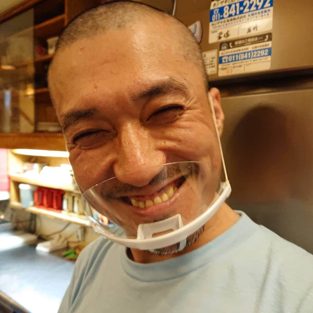 ホルスタイン・モリ夫さんのインスタグラム写真 - (ホルスタイン・モリ夫Instagram)「ひっさしぶりすぎるサム。相変わらず肉もスープも旨いし。安いし。母さんは昔から変わらないし。そして、RSR2017で失くしたお気に入りタオル兄ちゃんが大量に持ってたとさーー😭一枚くれたよ😭😭ありがとうシーモン＼(^o^)／＼(^o^)／＼(^o^)／ #焼肉亭サム #札幌にしては珍しい変わり部位あり #サムオブサン #仲良し兄弟 #10年程前 #アイラン図 で買った #ユーモアタオル #私が三枚買って #一枚は #まちゃまちゃ にあげて #一枚は友達にあげて #RSR2017 でなくして #何で全部買わなかったのかと後悔してたら #シーモンが全部買ってたらしい！ #出逢える物ですね #ただ店入るなり #兄弟にモーリー結婚したんだって！？ #おめでとうって言われたよ！ #ありがとうと言っておいた #はい？」8月26日 12時49分 - morry_aroi