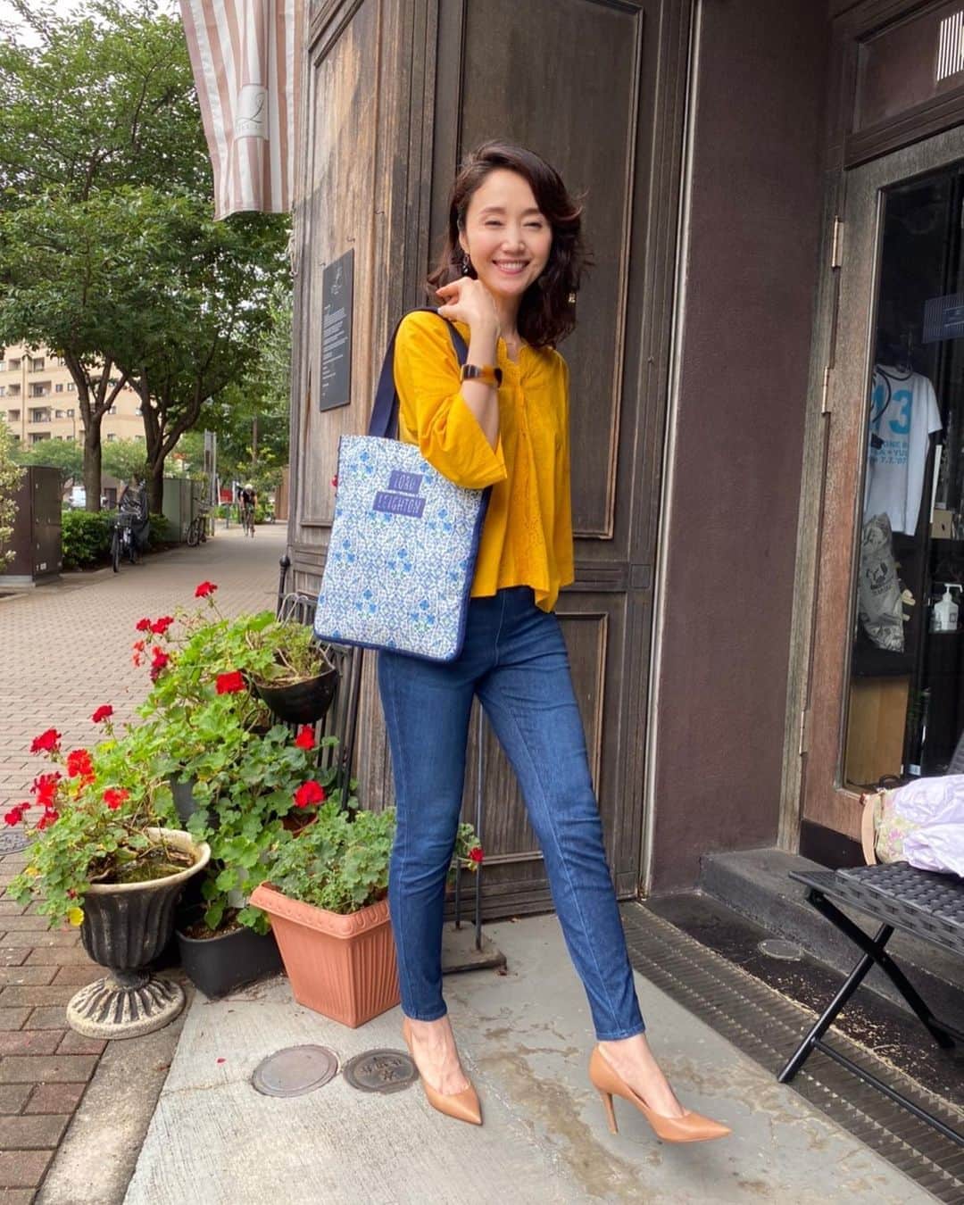 のインスタグラム：「今回初めてロゴプリント入りのトートバックが発売❤️しかも！ファスナー開くとサイズアップ❣️ A4ファイルが入る薄手の縦型バックだけど、でかトートになるのでエコバッグいらずでお買い物して帰れます😊 🍁8/27（木）朝10時〜QVCオンエア❣️リバティ秋の新作🍁 ・ #生放送 #リバティプリント #持ち歩くアート #自分で気分を上げる #いつも心にリバティを #秋冬もリバティ #QVC #生放送 ・ #liberty#qvcjapan #onair#japan #bag#LIBERTY#intermodeusingliberty#autumn」