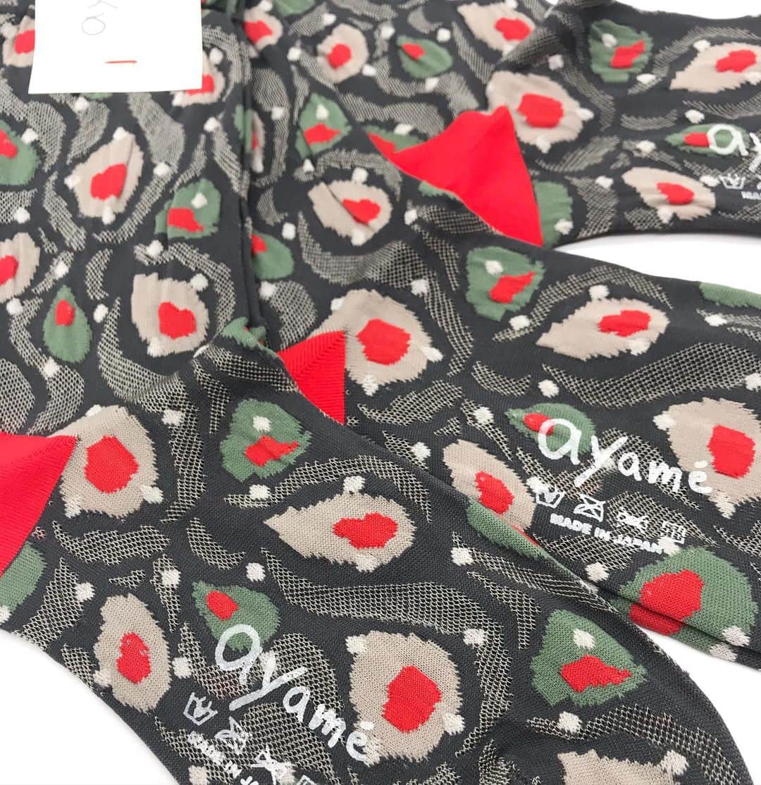 アヤメさんのインスタグラム写真 - (アヤメInstagram)「Peacock socks in new colour🧦🦚❤️🤍🖤 #新入荷 #秋冬物  #まだ暑いのに  #ayamesocks #ayamecolorpalette #design #textiledesign #くつした #🧦」8月26日 12時50分 - ayame_socks