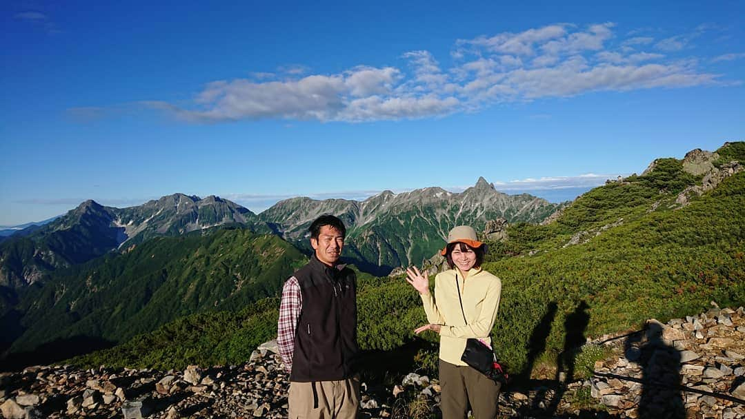 桜花さんのインスタグラム写真 - (桜花Instagram)「こんにちはでございマウンテン🗻🌷  午後もナイスにゴーゴー！🌷  昨年夏、大天荘のオーナーの榊さんと槍をバックに記念にパシャリ🌷✨  また行きたい、素敵すぎる山荘でした🍀  本日も暑さ対策十分になさって下さいね、実に暑そうです🍀  今日23:00〜ニコジョッキー・ネット生配信『残飯シルクロード』出演します🍀 あかりんやテラシマニアックさんの番組です✨時間合うかたぜひみてください🌷  #こんにちは  #こんにちはでございマウンテン  #ヤッホー  #槍ヶ岳  #槍  #北アルプス  #大天荘  #大天井岳  #mountain  #mountains  #山小屋  #山歩き  #ニコジョッキー」8月26日 12時58分 - mountainohka