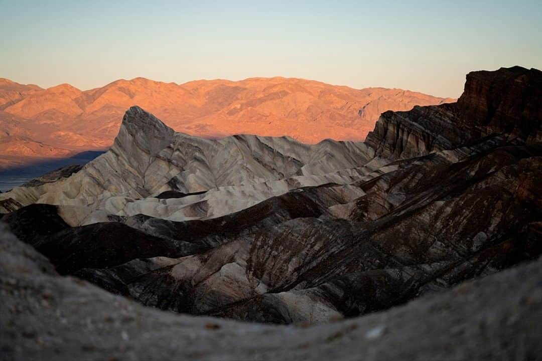 National Geographic Travelさんのインスタグラム写真 - (National Geographic TravelInstagram)「Photo by Matt Borowick @mborowick  Just off Route 190 in Death Valley National Park is one of the coolest geological scenes, especially at sunrise. Zabriskie Point is part of the Amargosa Range that runs through Death Valley in California and the Amargosa Desert in Nevada. Follow @mborowick for more pictures like this. #sunrise #deathvalley #adventure #california #mountains」8月26日 13時10分 - natgeotravel
