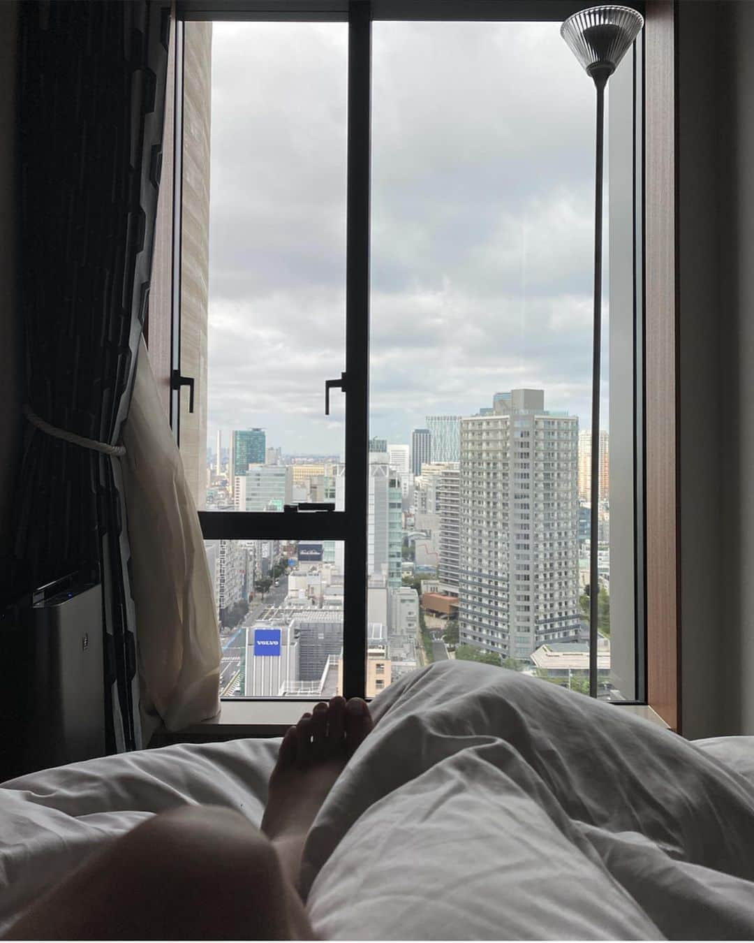 JUNNAさんのインスタグラム写真 - (JUNNAInstagram)「@aoyamagrand   宿泊した日のディナーは カウンターで和食をいただける"SHIKAKU"へ  口福な時間を心ゆくまで愉しんだ後は  ルーフトップのバー"THE TOP"へ  宿泊だから時間を気にせず ゆっくり  非日常な空間に酔いしれ  お部屋に戻ってからは東京の夜景 を眺めながらのバスタイム  バスタイム後は2人で爆笑のスキンケアタイム🤣  女同士のお泊まりってこの時間が楽しいのです。  ご近所で非日常  #青山#ホテル#aoyamagrand #ルーフトップバー#旅 #旅行 #東京#thebelcomo#外苑前#tokyo」8月26日 13時02分 - junna