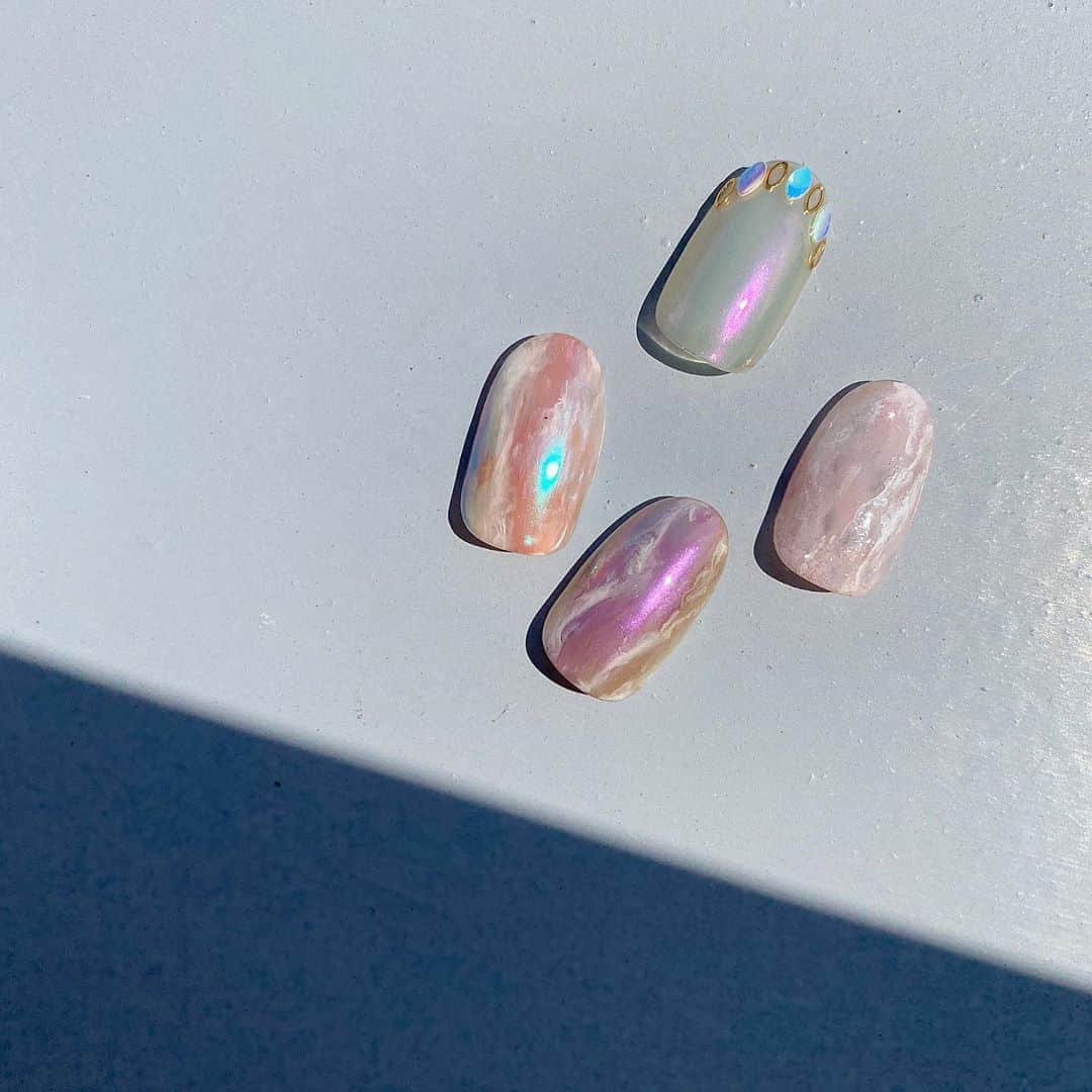 Kana Kobayashiさんのインスタグラム写真 - (Kana KobayashiInstagram)「ワンポイントのアートサンプル #nails #Anela #marble #ネイル #オーロラネイル #マーブル #ネイルデザイン」8月26日 13時14分 - anela_kana