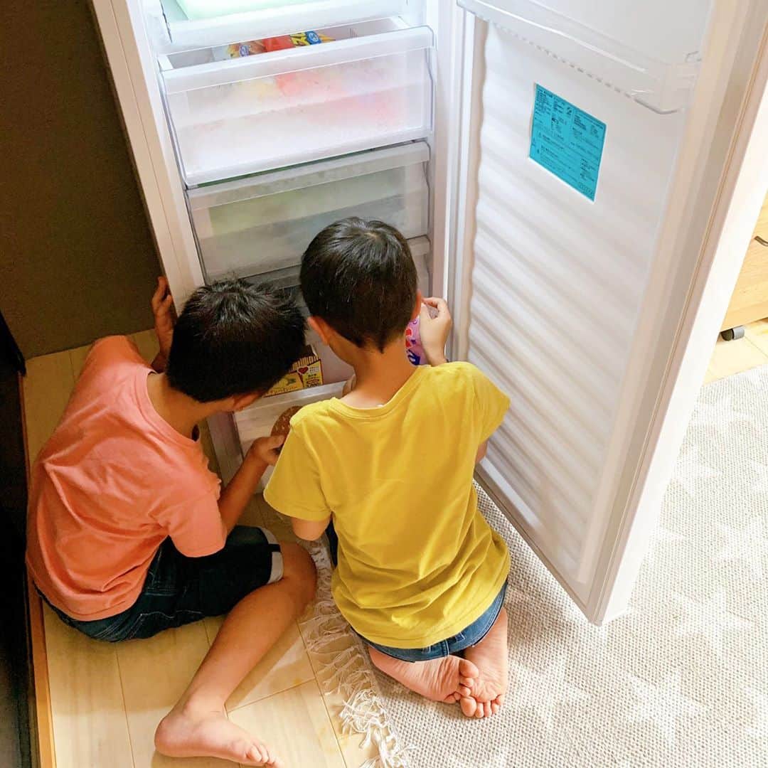 ranranさんのインスタグラム写真 - (ranranInstagram)「毎年この時期になると冷凍庫がパンパンに。  冷凍食品にくわえて、アウトドア用の保冷剤や買い物用の保冷剤、アイスノン枕4人分に、アイスクリームなどなど入れたい物が一気に増えます  なので冷凍庫だけの物を探してた矢先、我が家にやってきたハイアールの冷凍庫☺︎  見た目も中のつくりもシンプルでまさに理想な冷凍庫♡  早速色々いれましたが容量もかなりあるのでまだまだ入れれそうです♪  下段は少し深さもあるのでアイス類も立てて箱ごとすっぽり♡  今までアイスのストックや、冷凍食品の買い置きがあんまり出来なかったけどこれなら安心して買えるー（笑）  そして 「どのアイス食べる〜？」って真剣に選ぶ2人  でもママのあずきアイスだけは人気なしです（笑）  @haier_japan #ハイアール#haier#冷凍庫#子供部屋#kidsroom#双子#暮らし#こどものいる暮らし#アイスクリーム#冷凍食品#建売住宅#家電#子ども部屋」8月26日 13時16分 - tomooo.25