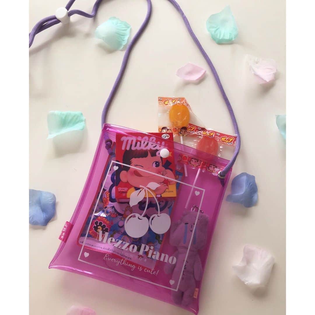 ニコ☆プチさんのインスタグラム写真 - (ニコ☆プチInstagram)「プチモのふろくの使い方、今日はジュリ😚 ジュリのサコッシュの中は、おやつでいっぱい…🍭🤭💞  今月号のふろくも可愛すぎる‪‪‪‪❤︎‬" メゾ ピアノ ジュニアさんの ビニールサコッシュ.｡.:*☆ じゅりはおやつを入れてるよ🍭 お出かけの時にすぐ取り出せるから 弟やお友達にもあげやすいの⸝⸝› ̫ ‹⸝⸝♡ お気に入りだよ⸜︎︎︎︎❤︎︎⸝‍ みんなも是非使ってね◡̈*.。  #ニコプチ #ニコプチふろく #プチモのふろくの使い方  #ニコプチふろくのある生活  #メゾピアノジュニア #mezzopianojunior  #ふろく #八木珠梨」8月26日 13時27分 - nicopuchi_official