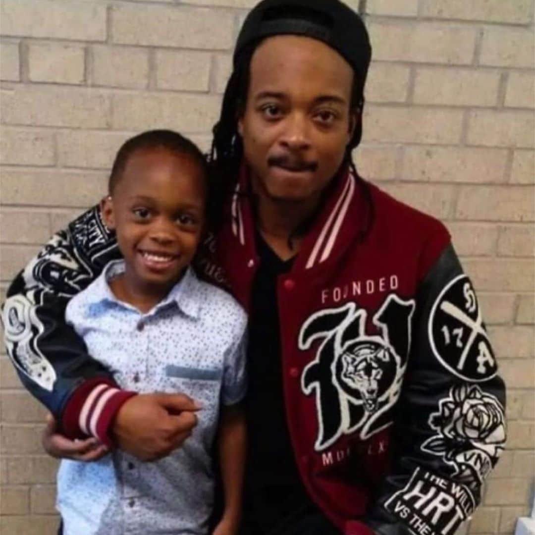 アマンダ・デ・カディネットのインスタグラム：「Repost from @djalibc • His name is Jacob Blake. He is a 29-year-old Black man. On Sunday, August 23rd, he was tasered and shot in the back 7 times by police in Kenosha, Wisconsin in front of his three sons.  Reports indicate that the police were on their way to the scene to respond to a domestic dispute, and the victim was attempting to help settle it. He is in the hospital in stable condition, and is now paralyzed from the waist down. Whether it’s temporary or permanent is not yet known.  DEMAND JUSTICE FOR #JACOBBLAKE: 🔺 Call local officials to demand the the officers at the Kenosha Police Department are held accountable (slide 4). 🔺 Donate to the Milwaukee Freedom Fund (@mkefreedomfund), which is extending support to protestors in Kenosha: bit.ly/mkefreedomfund  Wisconsin Gov. Tony Evers has authorized the National Guard to support law enforcement in Kenosha as a response. As Bree Newsome Bass said on Twitter, “Again, it is the state that repeatedly initiates violence with its police forces & then escalate the violence instead of arresting the officers. The problem is the entire system.” Graphics by @domrobxrts  Share his story. Say his name. Continue the fight against to dismantle systemic racism.  Con amor, Djali  #blacklivesmatter #lasvidasnegrasimportan」
