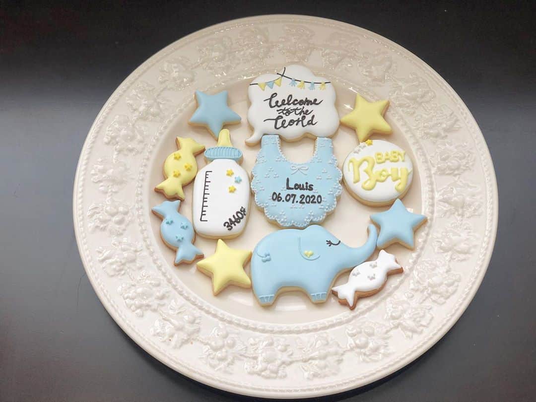 西木恵美里さんのインスタグラム写真 - (西木恵美里Instagram)「お友達からのリクエストで、出産祝いのクッキーを作らせてもらいました👶🏻🌿  柔らかい水色と黄色で💭🐥 文字がまだまだ苦手で、練習あるのみ🖋  最後のは土台塗りだけ動画を撮ってみました🎞  #アイシングクッキー #ニューボーンクッキー #出産祝い #オーダークッキー #ベビークッキー」8月26日 13時22分 - kamiyaemily