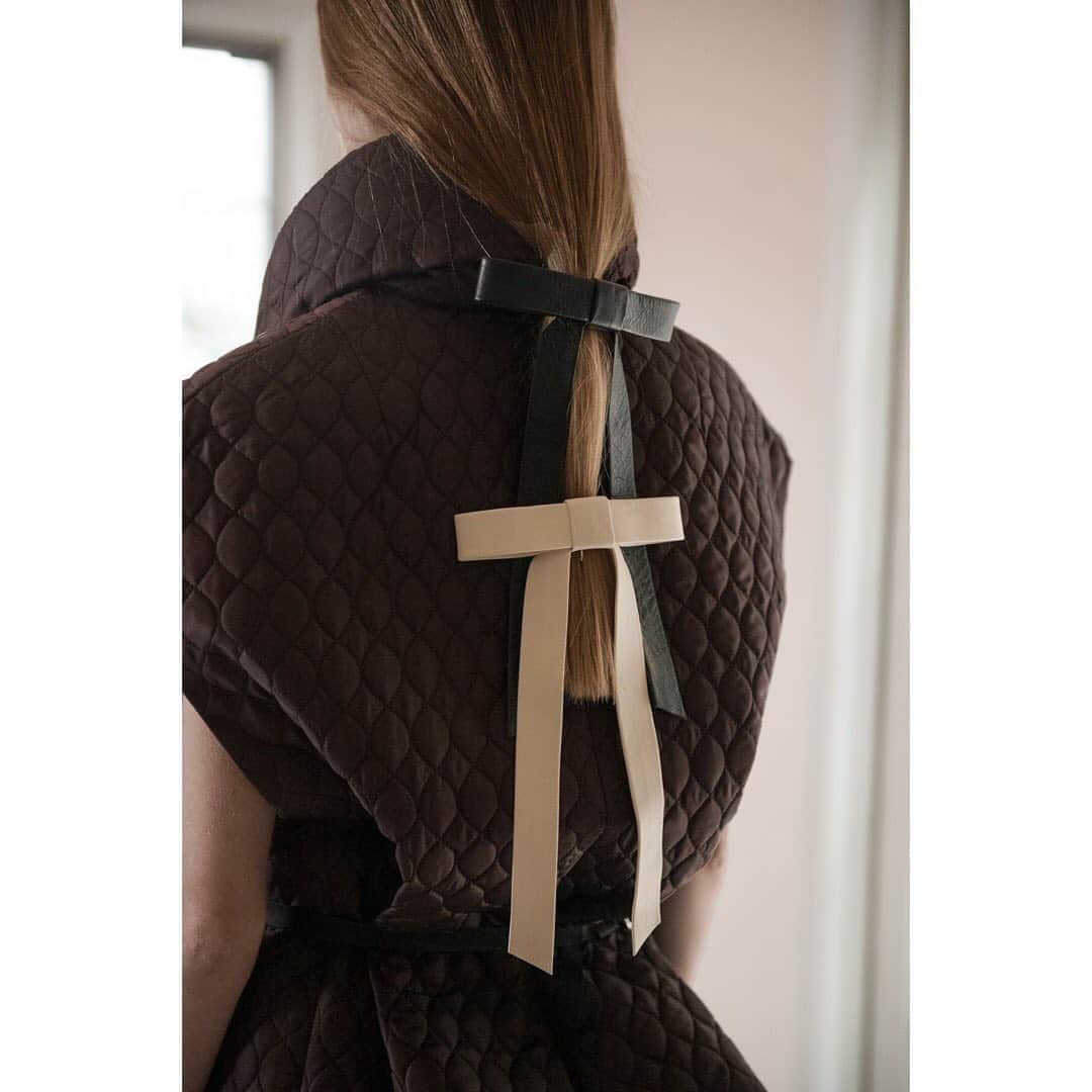 のインスタグラム：「2020 Autumn Winter New Arrivals﻿  【FUMIE=TANAKA（フミエ タナカ）】﻿ ﻿20SS􏰀􏰁より、田中文江氏が手掛けるウィメンズブランド ”THE Dallas"を終了し、新たに“FUMIE TANAKA”としてブランドをスタート。 デザイナー田中文江氏の世界観をFUMIE TANAKAのフィルターを通し、解放さ􏰂た自然体で自分の思う感性を表現。自分を知􏰁り自然体に居心地を感じ􏰃る大人の女性のためのブランドです。 ﻿ ﻿ 20AWのテーマは”chain of look”。﻿ 最新コレクションより、注目のアクセサリーが入荷しました！お見逃しなく。﻿ ﻿ □long ribbon hook﻿ ¥15,000+tax﻿ color:white/black﻿ ﻿ □ribbon hook﻿ ¥16,000+tax﻿ color:white/black﻿ ﻿ □pearl set necklace﻿ ¥23,000+tax﻿ color:white/black﻿ ﻿ ﻿ @stripedepartment プロフィールURLよりFUMIE=TANAKAのアイテムをご覧いただけます。ぜひチェックしてみてください✔️ ﻿ #ストデパwomen﻿ #ストデパ #ストライプデパートメント #stripedepartment﻿ #fumietanaka #フミエタナカ #20aw #2020aw #accesories #アクセサリー #ヘアアクセサリー#pearlsetnecklace #longribbonhook #ribbonhook #秋冬コーデ #秋冬ファッション #秋冬」