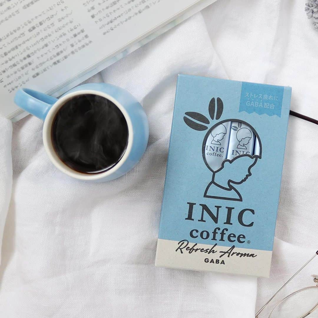 INIC coffeeさんのインスタグラム写真 - (INIC coffeeInstagram)「頑張るあなたを応援するコーヒー INIC coffee Refresh Aromaが新発売しました！  GABAとWカフェインの2種類からお選びいただけます☕ それぞれGABAやカフェインが配合されているだけでなく、コーヒーとの風味バランスにもこだわり、毎日飲みたくなるような満足感のある味わいを追求しました。  Refresh Aroma GABAは、昨今の状況から疲労やストレスを感じている皆さんを、コーヒーでサポートしたいという思いから生まれました。 お湯に注いだ瞬間からリフレッシュしていただけるエチオピアコーヒーの華やかな香りを感じられます。 1杯のコーヒーには、ストレス解消効果やリラックス効果があるGABAが約30㎎配合されています。 また1日に50～100mg（2、3杯）摂取することで、体内に蓄積したGABAによる、睡眠の“質”の向上効果も期待できます。  Refresh Aroma W CAFFEINEは、集中して仕事や勉強に取り組みたいときなど、頑張る皆さんをコーヒーで応援したいという思いから生まれました。 頭がさえるようなエチオピアとキリマンジャロの深煎りならではの力強い味わいを感じられます。 1杯のコーヒーからは、通常のドリップコーヒー2杯分である120mgのカフェインを摂取できます。 眠気を抑えたいときはもちろん、集中力を高めたいときや疲労を軽減したいときにもオススメです。  アイスでもホットでもさっと溶け、健康効果と美味しいコーヒーを同時にお楽しみいただけます☕  #イニックコーヒー #INICcoffee #INIC #RefreshAroma #GABA #カフェイン #おうちカフェ #家カフェ #ホームカフェ #コーヒー大好き #コーヒーが好き #コーヒー巡り #コーヒーブレイク #コーヒーライフ #コーヒーのある生活 #コーヒーに合う #コーヒー時間」8月26日 13時29分 - iniccoffee