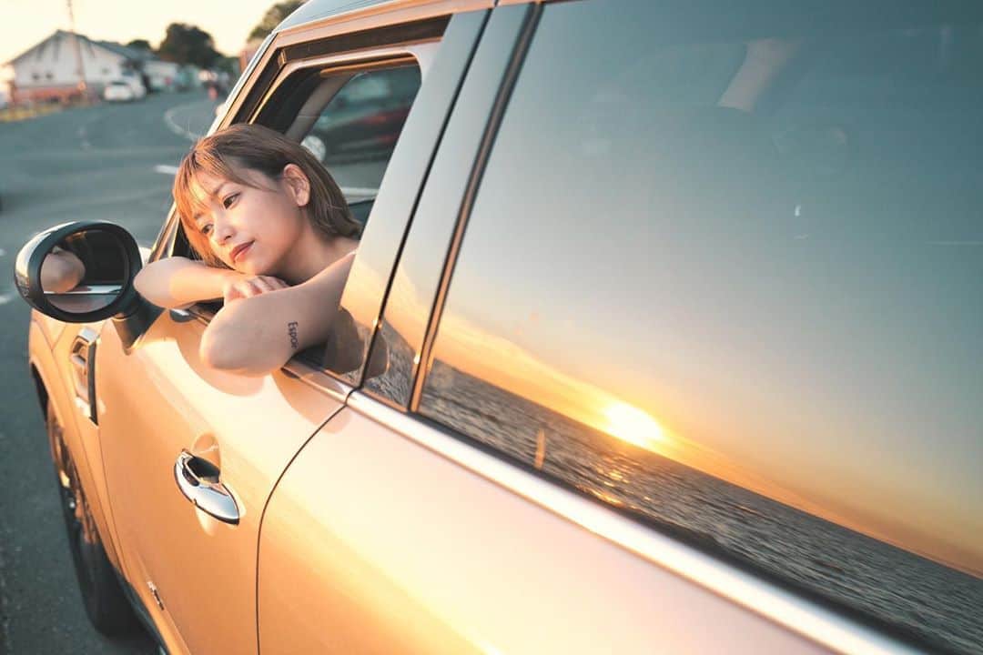 yukaさんのインスタグラム写真 - (yukaInstagram)「夕日がとっても綺麗な日だった。  #夕日 #真玉海岸  #あざとい車  📸 @caji_313」8月26日 13時33分 - yuka_new_world