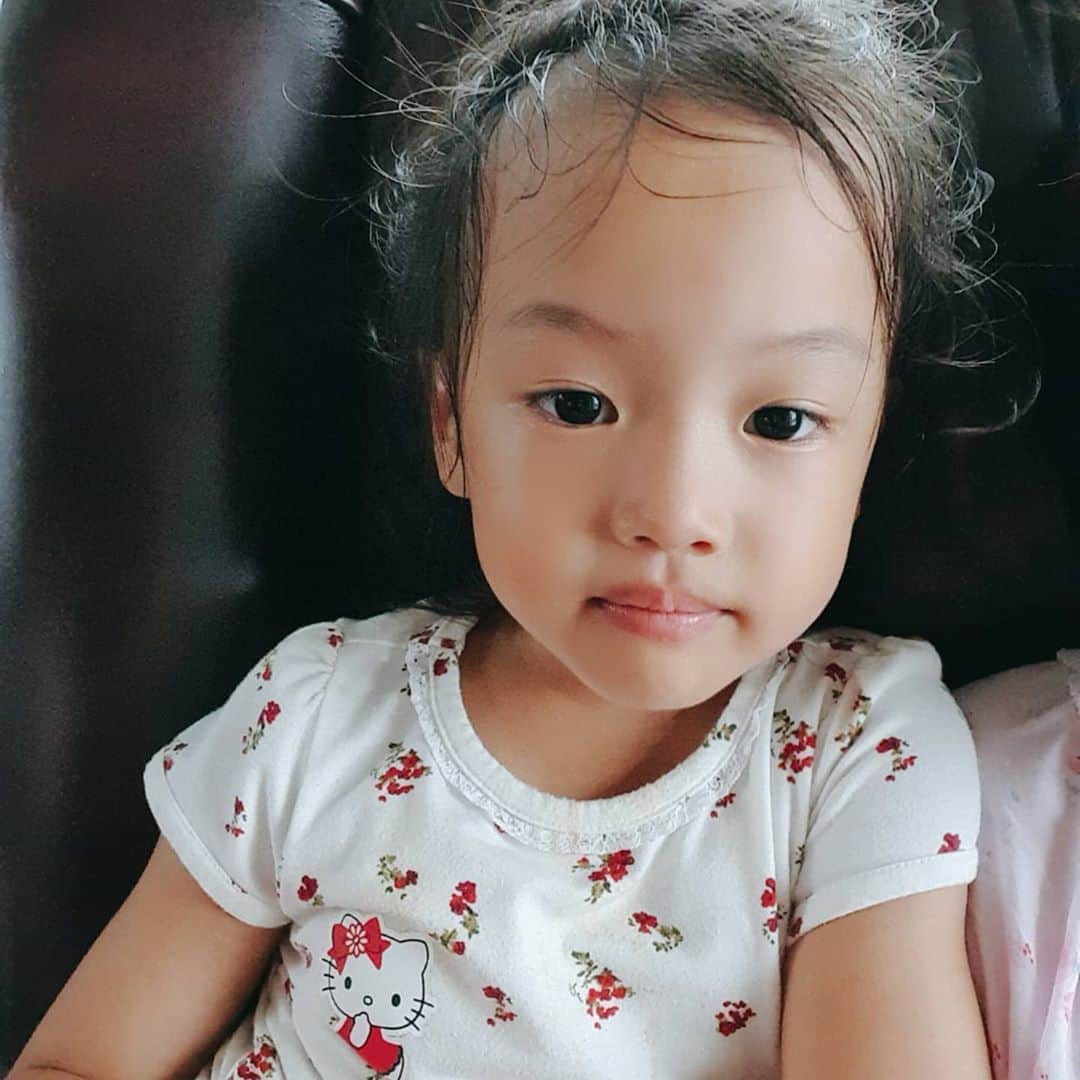 チョン・ダへのインスタグラム：「취향은 공주이나 행동은 말괄량이인 내딸😘  오늘같은 날은 집콕하면서 아이스크림이나 먹자!!!  근데 우리딸도 엄청 탔구나~🌞  #딸래in제주 #제주도민 #제주살이 #태풍으로집콕 #나어릴때랑닮았어 #무서운유전자 #우리집스타」